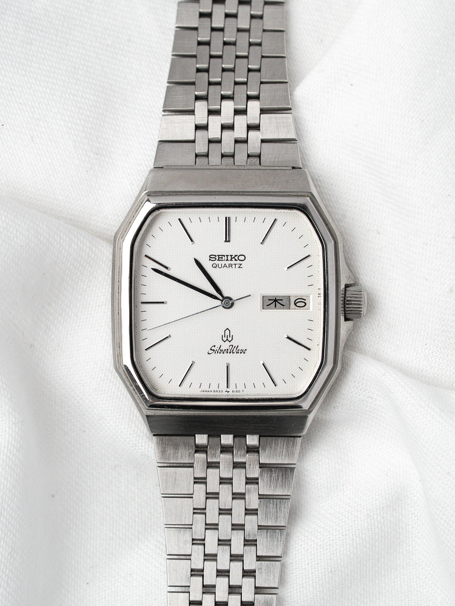 Seiko SilverWave vintage quartz watch with white dial and steel bracelet
