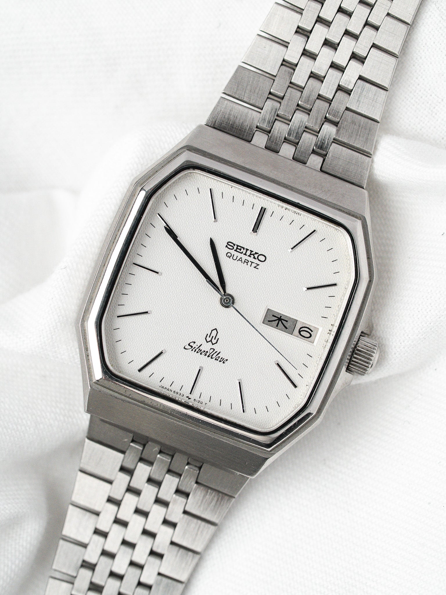 Seiko SilverWave vintage quartz watch with white dial and steel bracelet