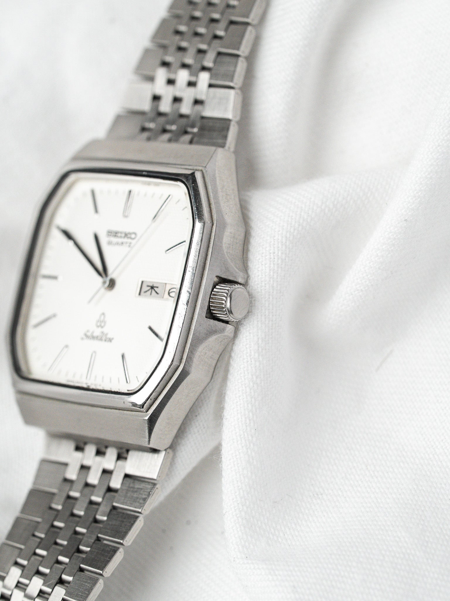 Seiko Quartz vintage watch with white dial, steel bracelet, and date display