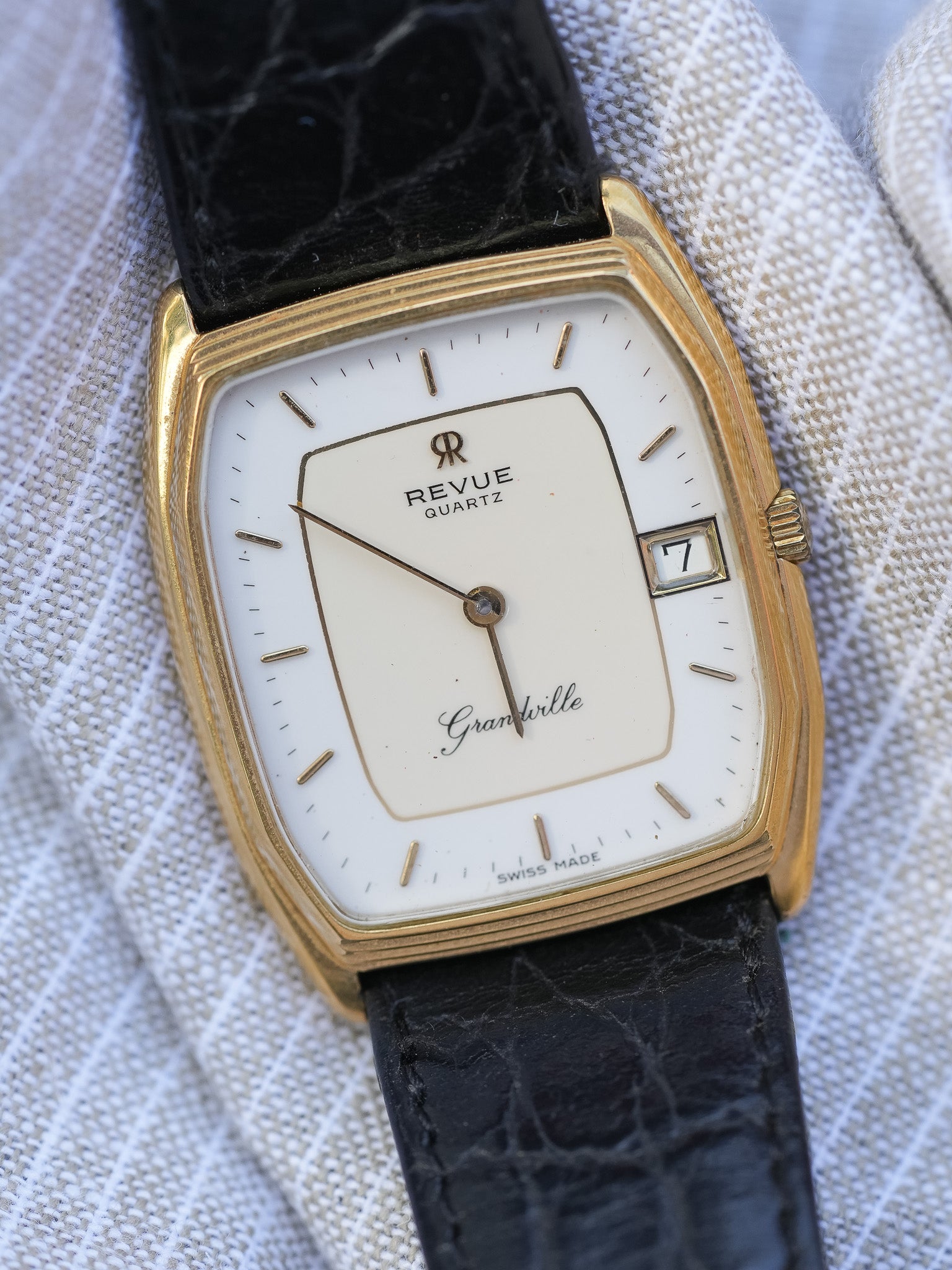 Revue - Grandville Tonneau plaqué or ultra sim - 1990s