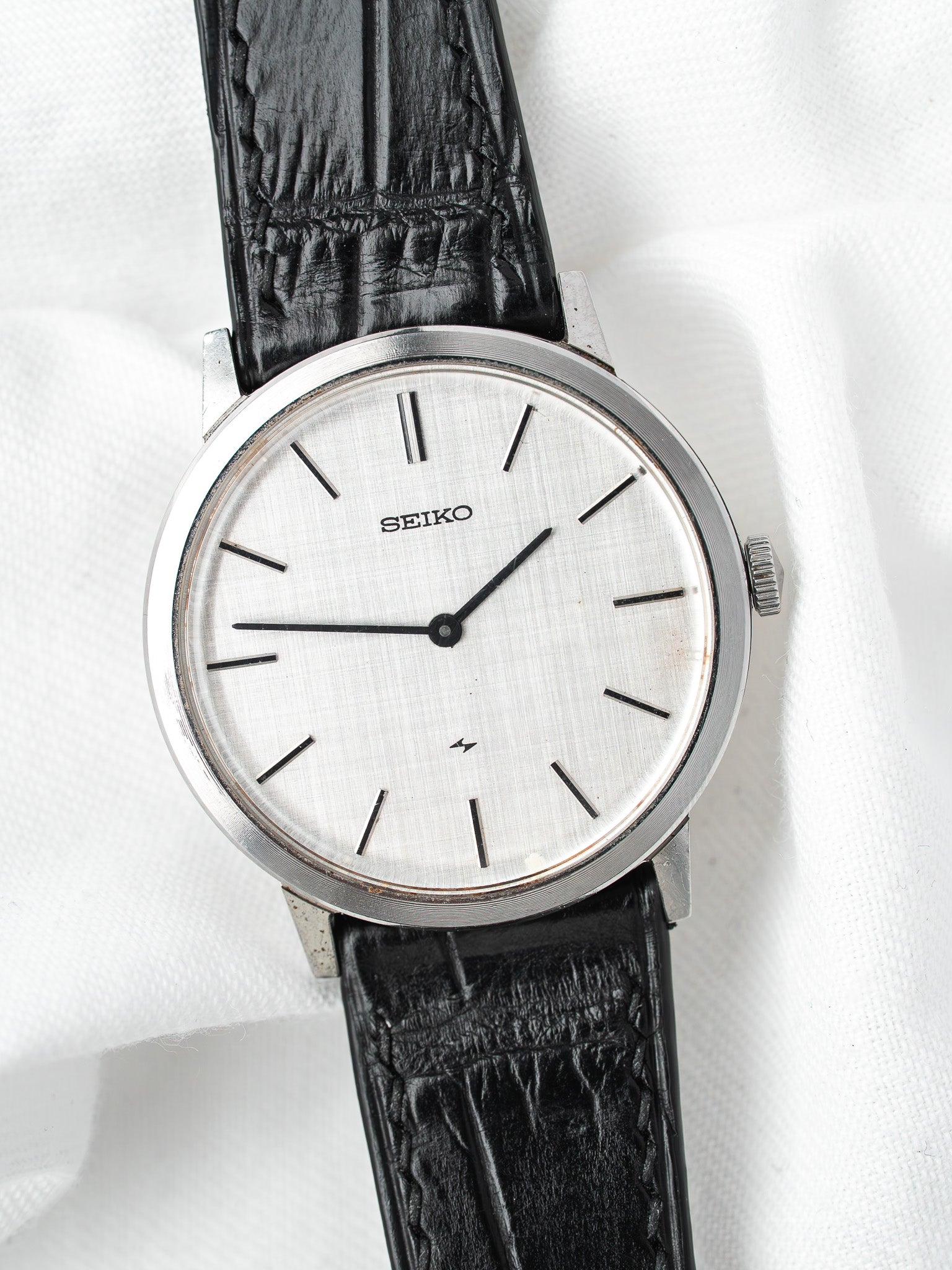 Seiko 2220-0180 Ronde Acier — Cadran Lin Argenté Manuel (1977)