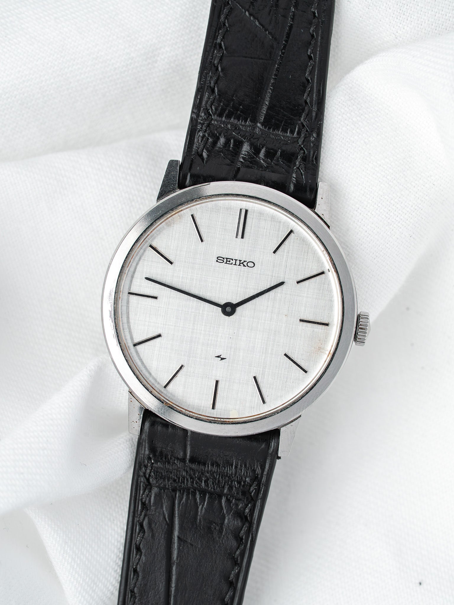 Seiko 2220-0180 Ronde Acier — Cadran Lin Argenté Manuel (1977)