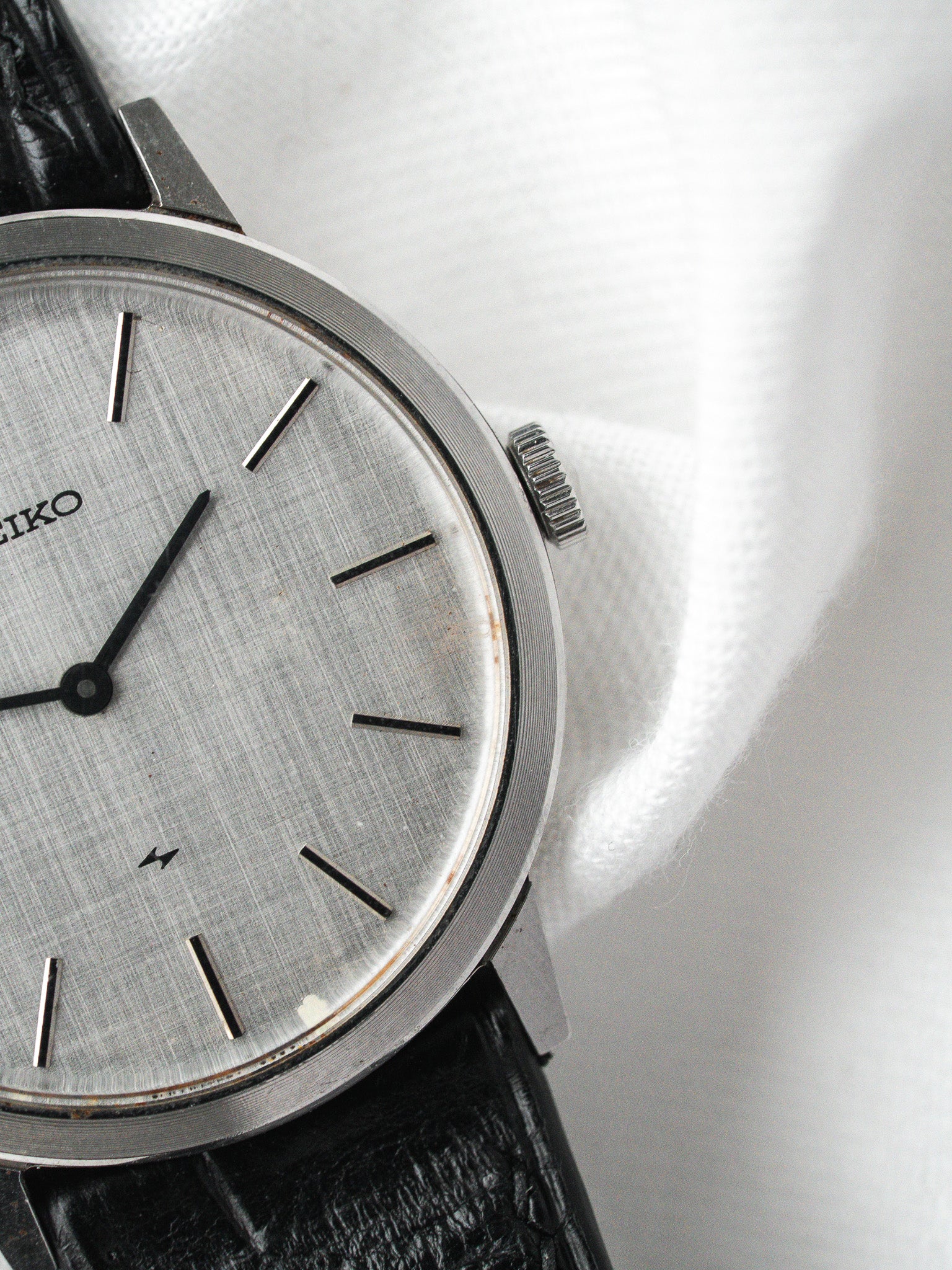 Seiko 2220-0180 Ronde Acier — Cadran Lin Argenté Manuel (1977)