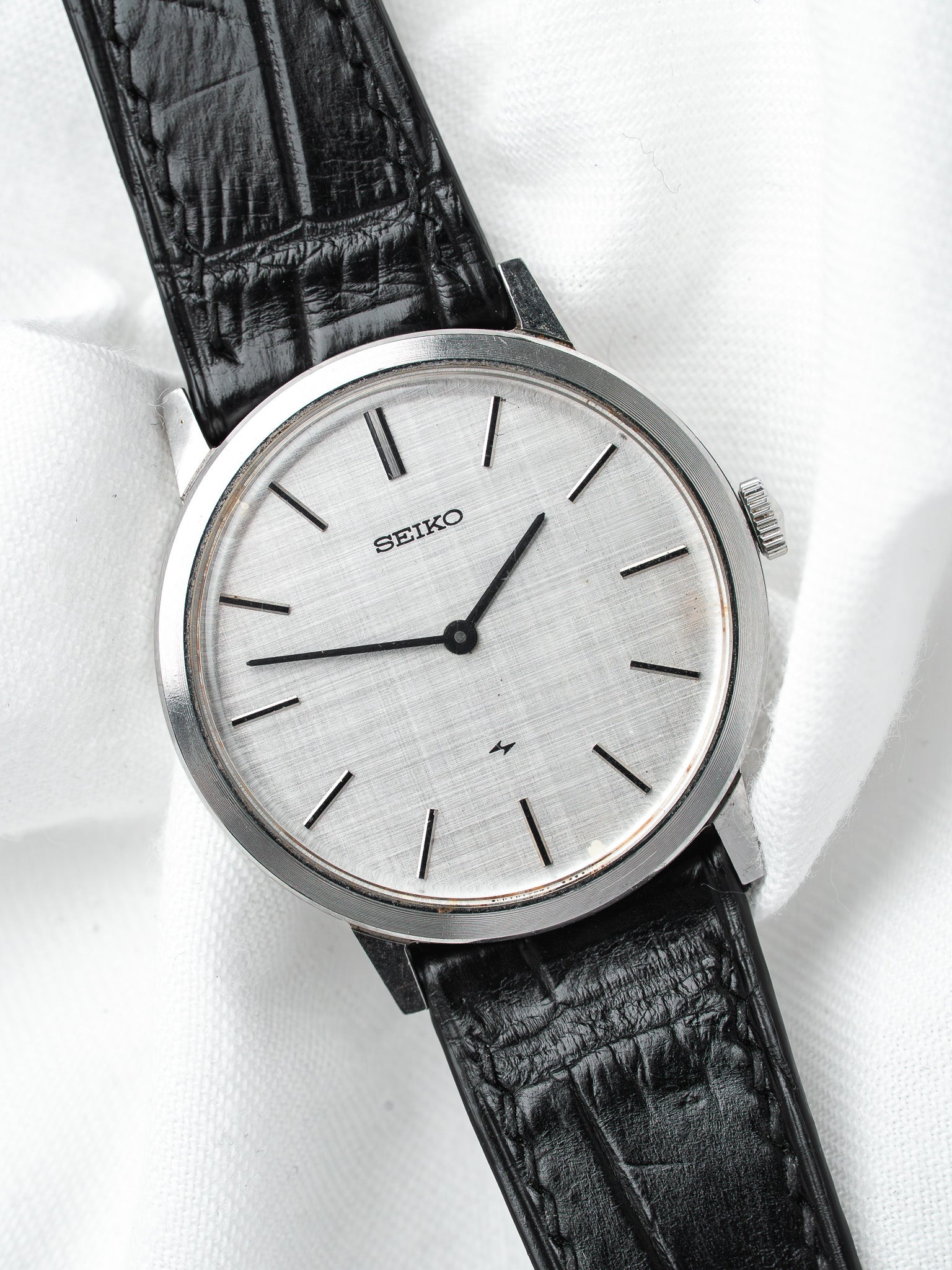 Seiko 2220-0180 Ronde Acier — Cadran Lin Argenté Manuel (1977)