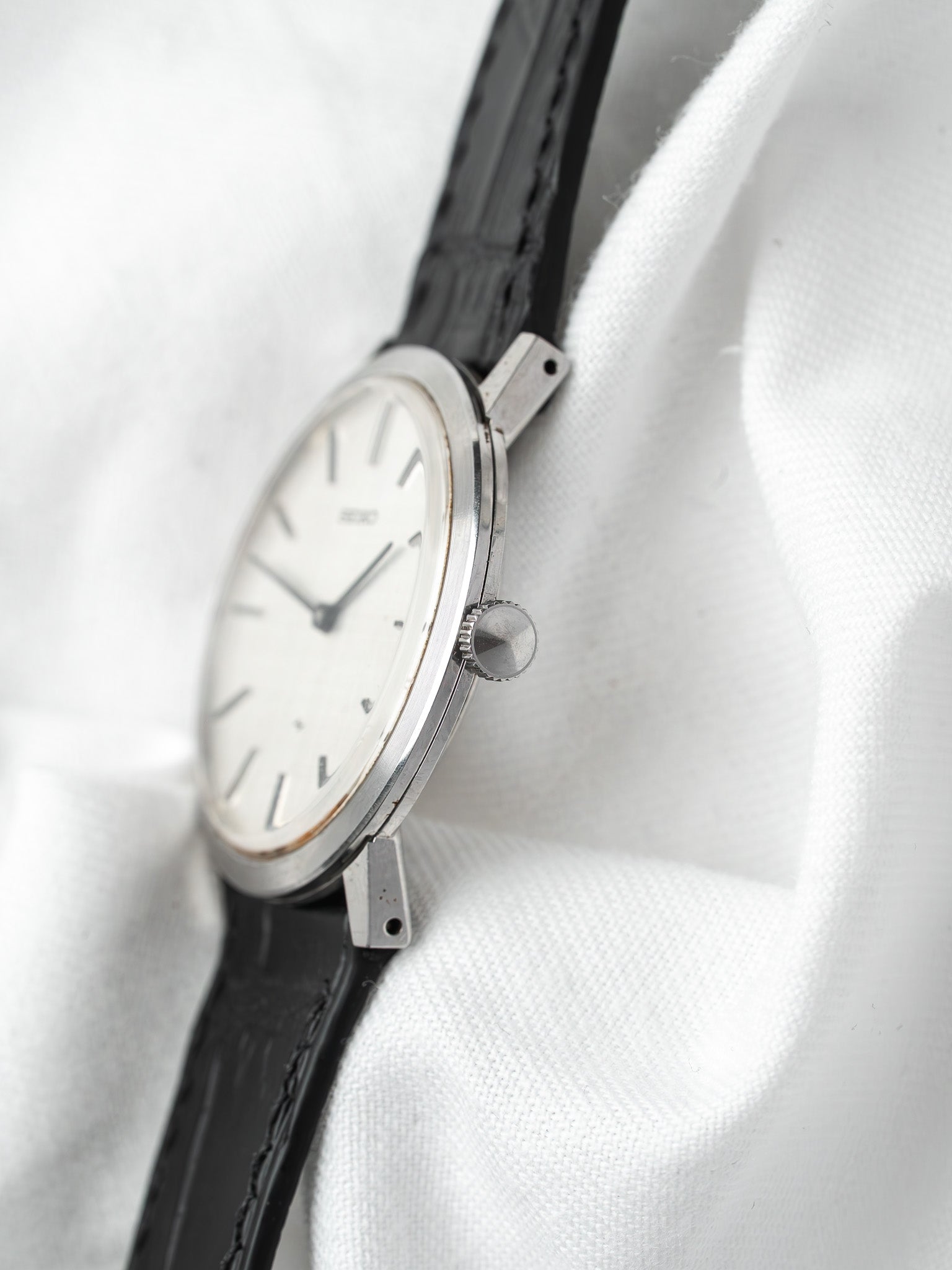 Seiko 2220-0180 Ronde Acier — Cadran Lin Argenté Manuel (1977)