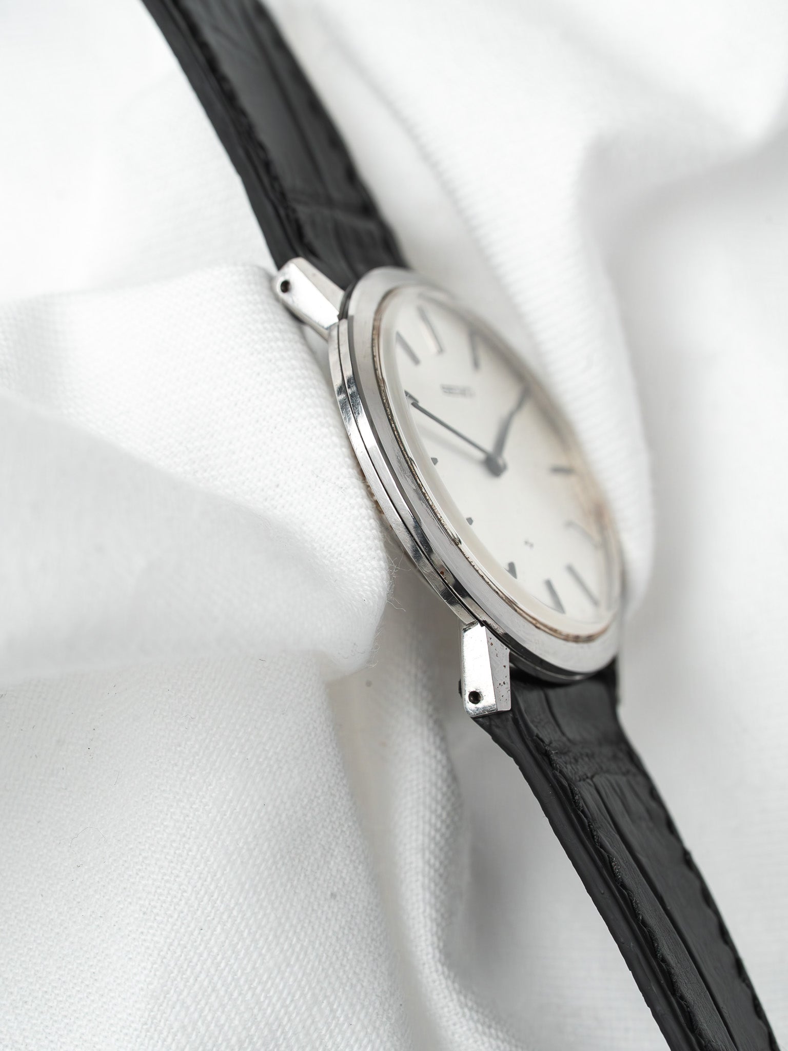 Seiko 2220-0180 Ronde Acier — Cadran Lin Argenté Manuel (1977)