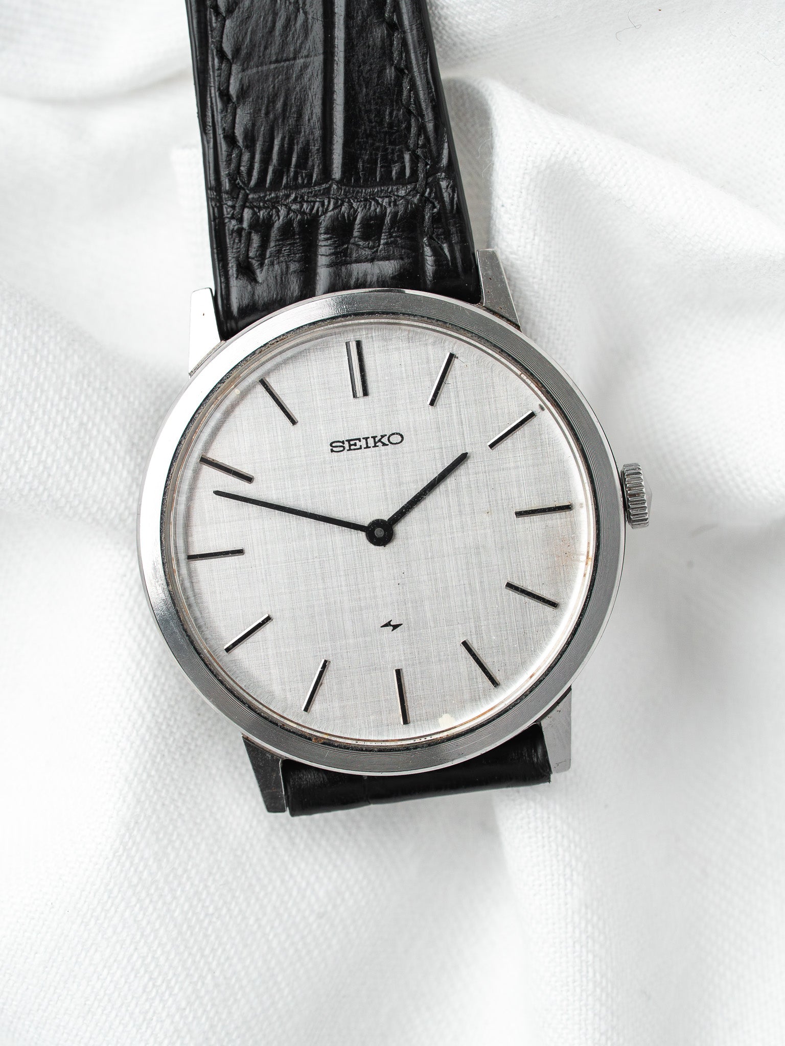 Seiko 2220-0180 Ronde Acier — Cadran Lin Argenté Manuel (1977)