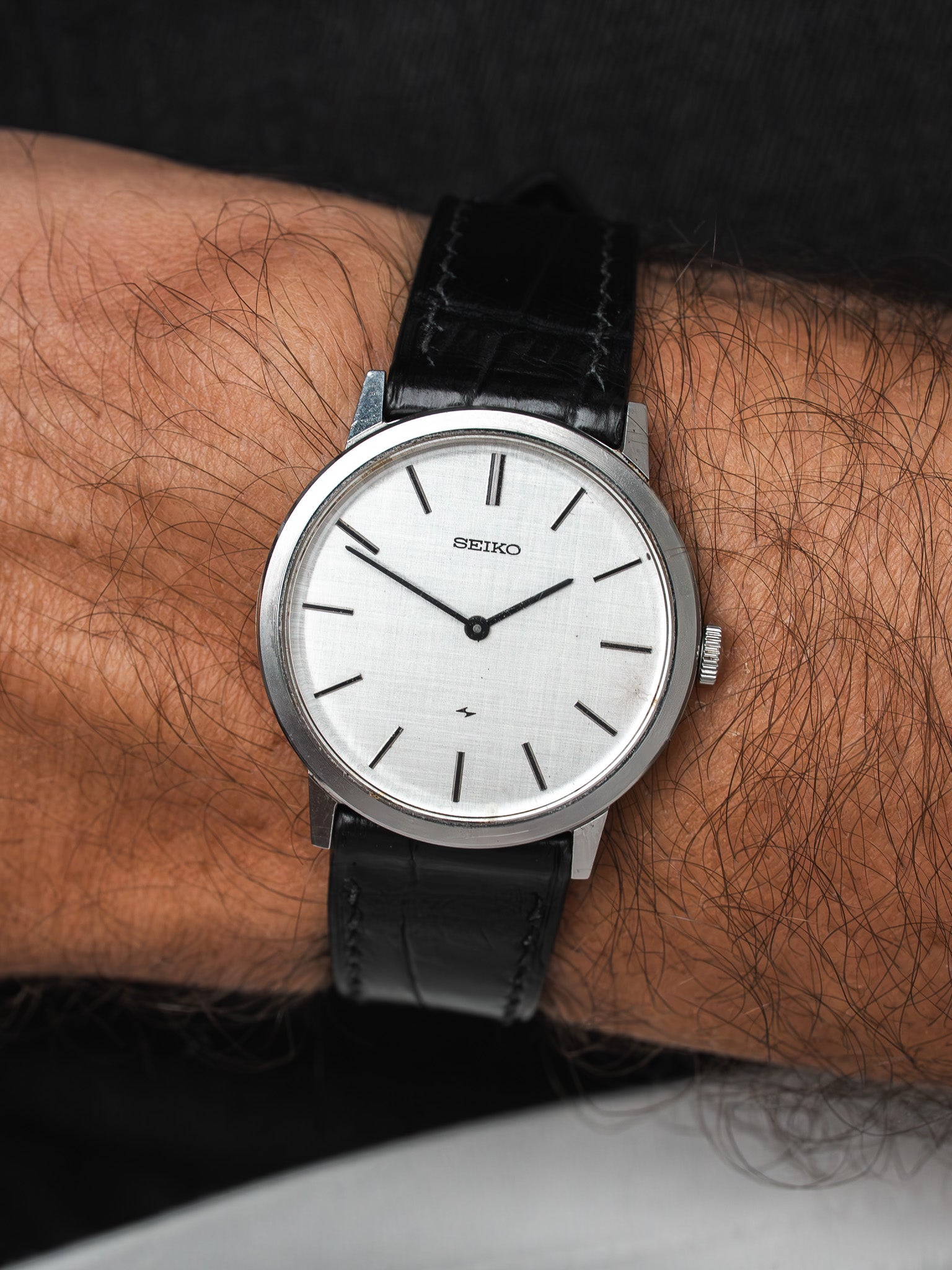 Seiko 2220-0180 Ronde Acier — Cadran Lin Argenté Manuel (1977)
