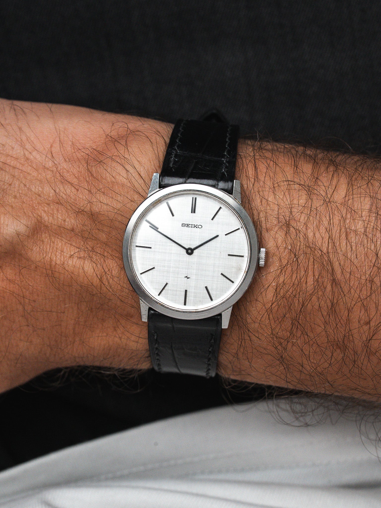 Seiko 2220-0180 Ronde Acier — Cadran Lin Argenté Manuel (1977)