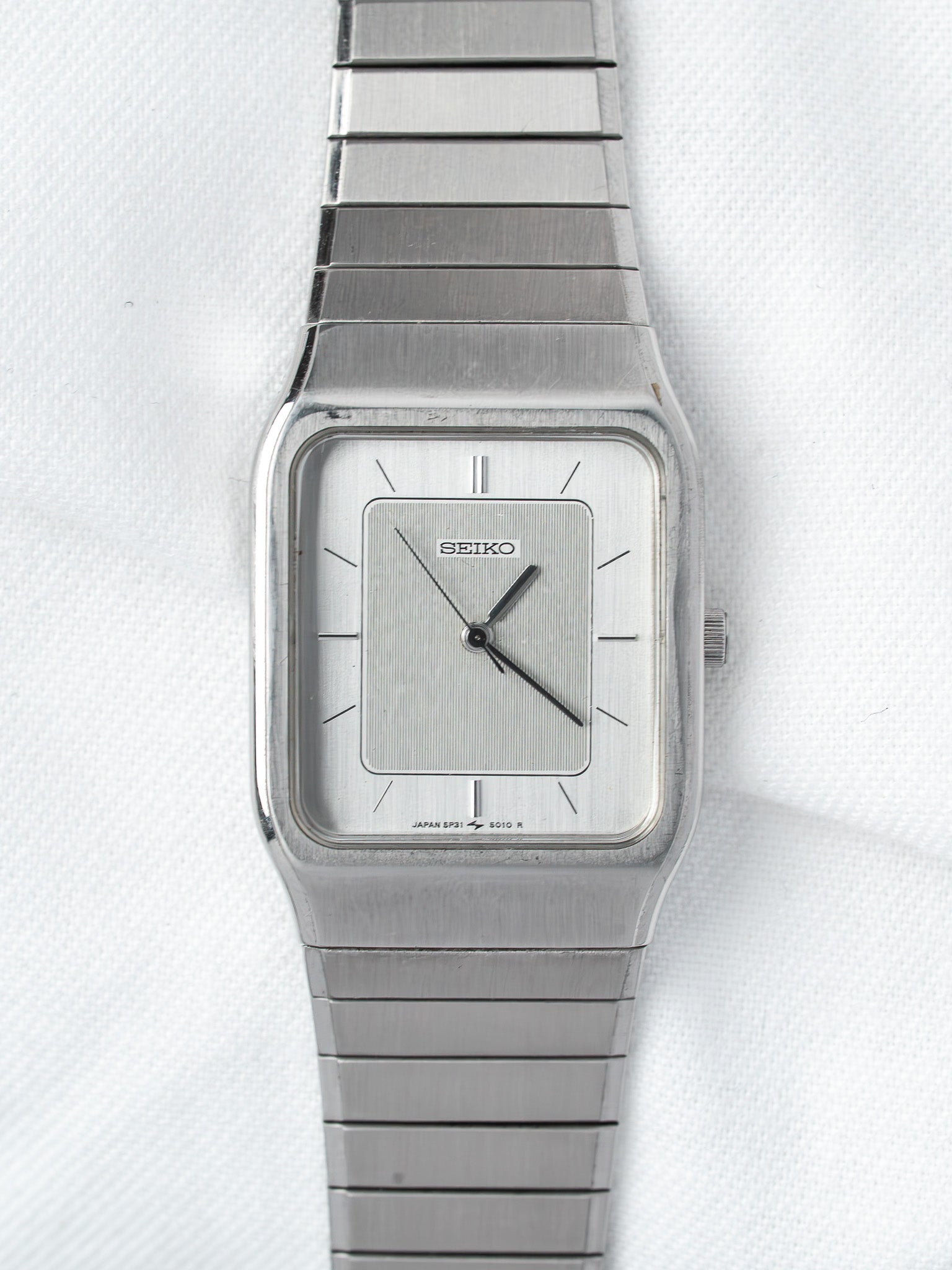 Seiko 5P31-5010 Rectangulaire Acier — Cadran Argenté Deux Tons (1980s)