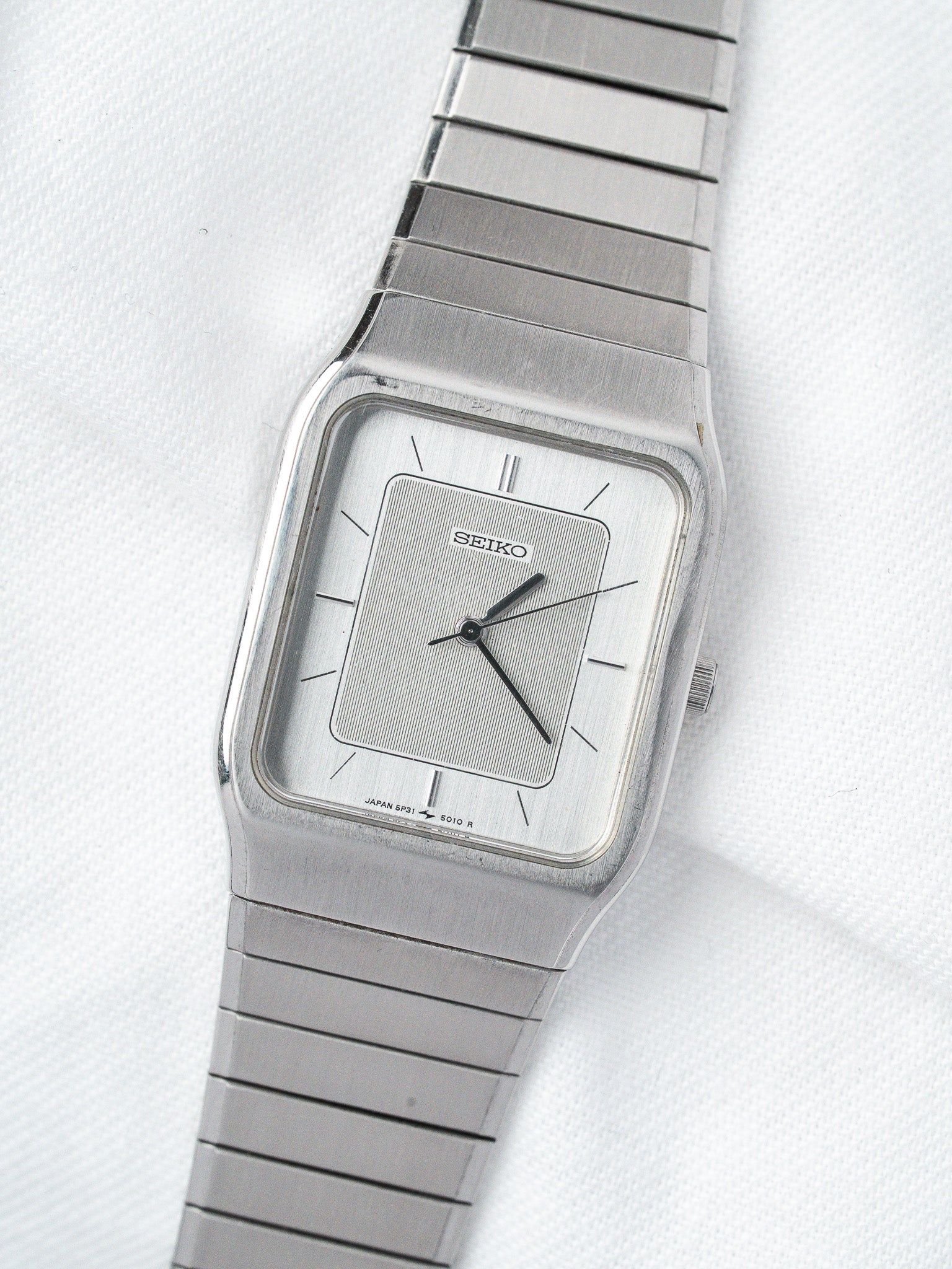 Seiko 5P31-5010 Rectangulaire Acier — Cadran Argenté Deux Tons (1980s)