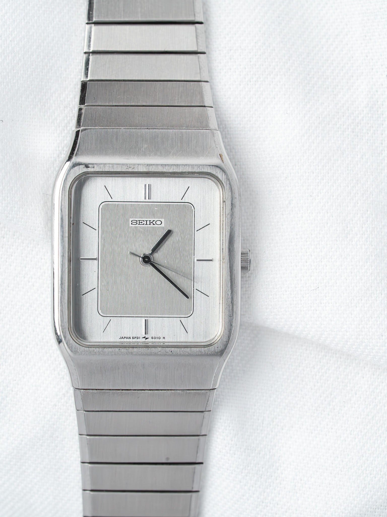 Seiko 5P31-5010 Rectangulaire Acier — Cadran Argenté Deux Tons (1980s)