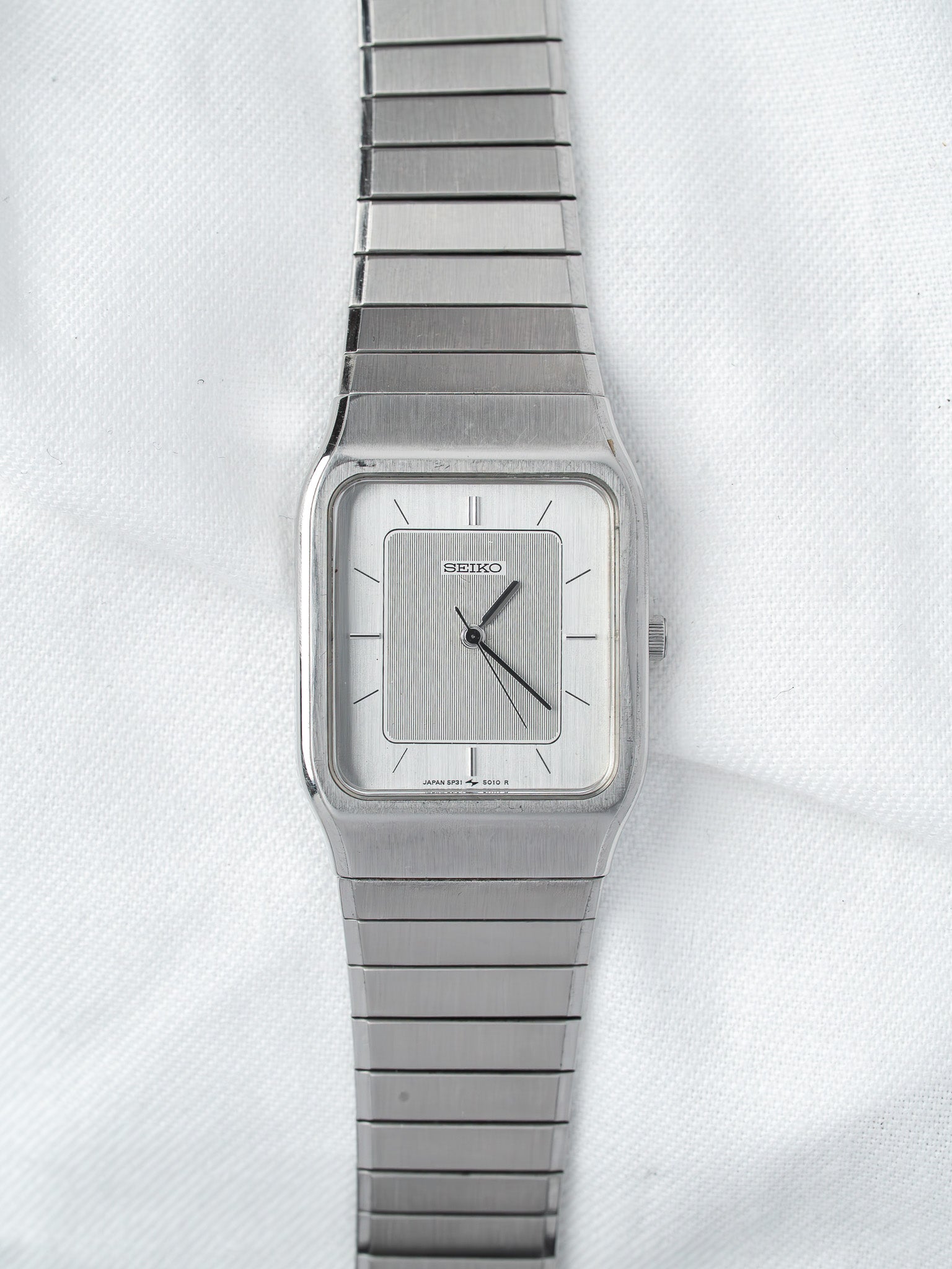 Seiko 5P31-5010 Rectangulaire Acier — Cadran Argenté Deux Tons (1980s)
