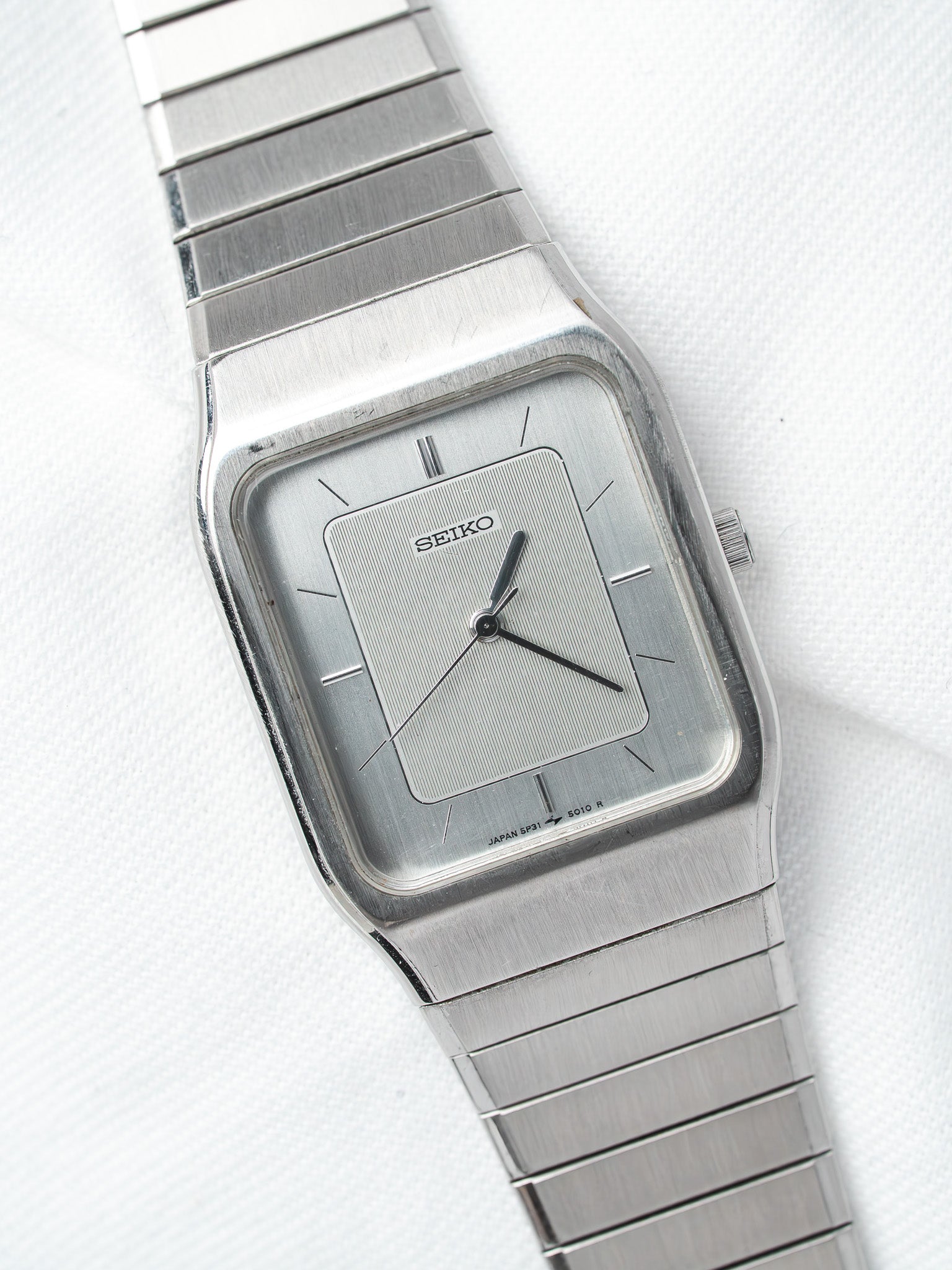 Seiko 5P31-5010 Rectangulaire Acier — Cadran Argenté Deux Tons (1980s)