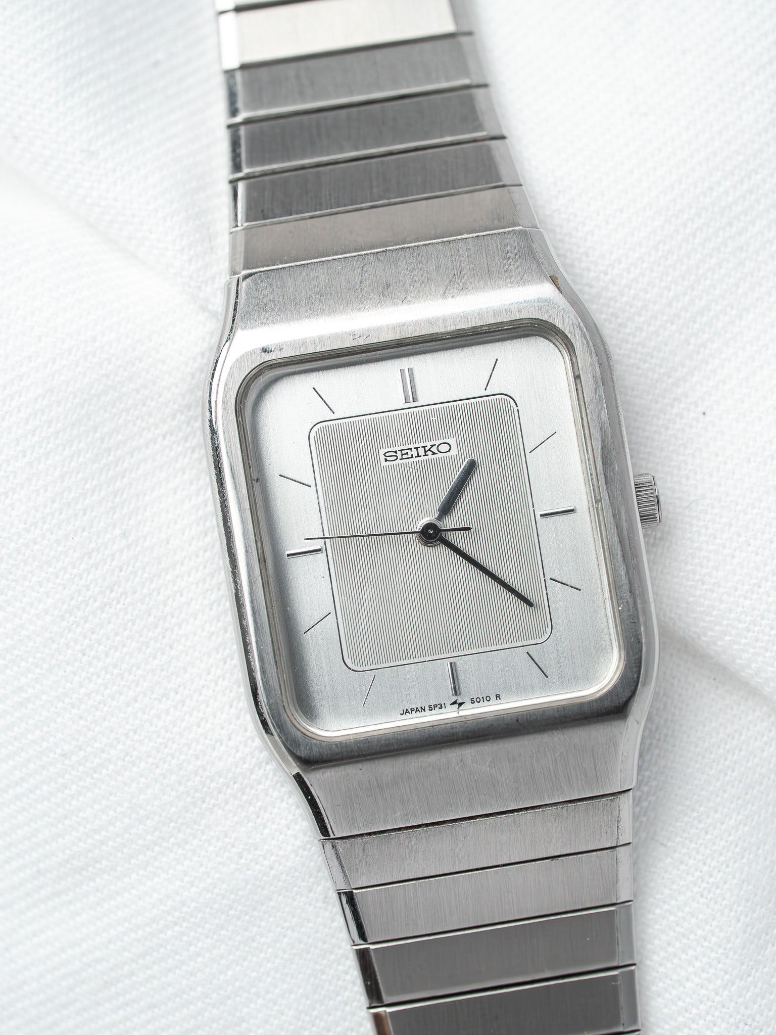 Seiko 5P31-5010 Rectangulaire Acier — Cadran Argenté Deux Tons (1980s)