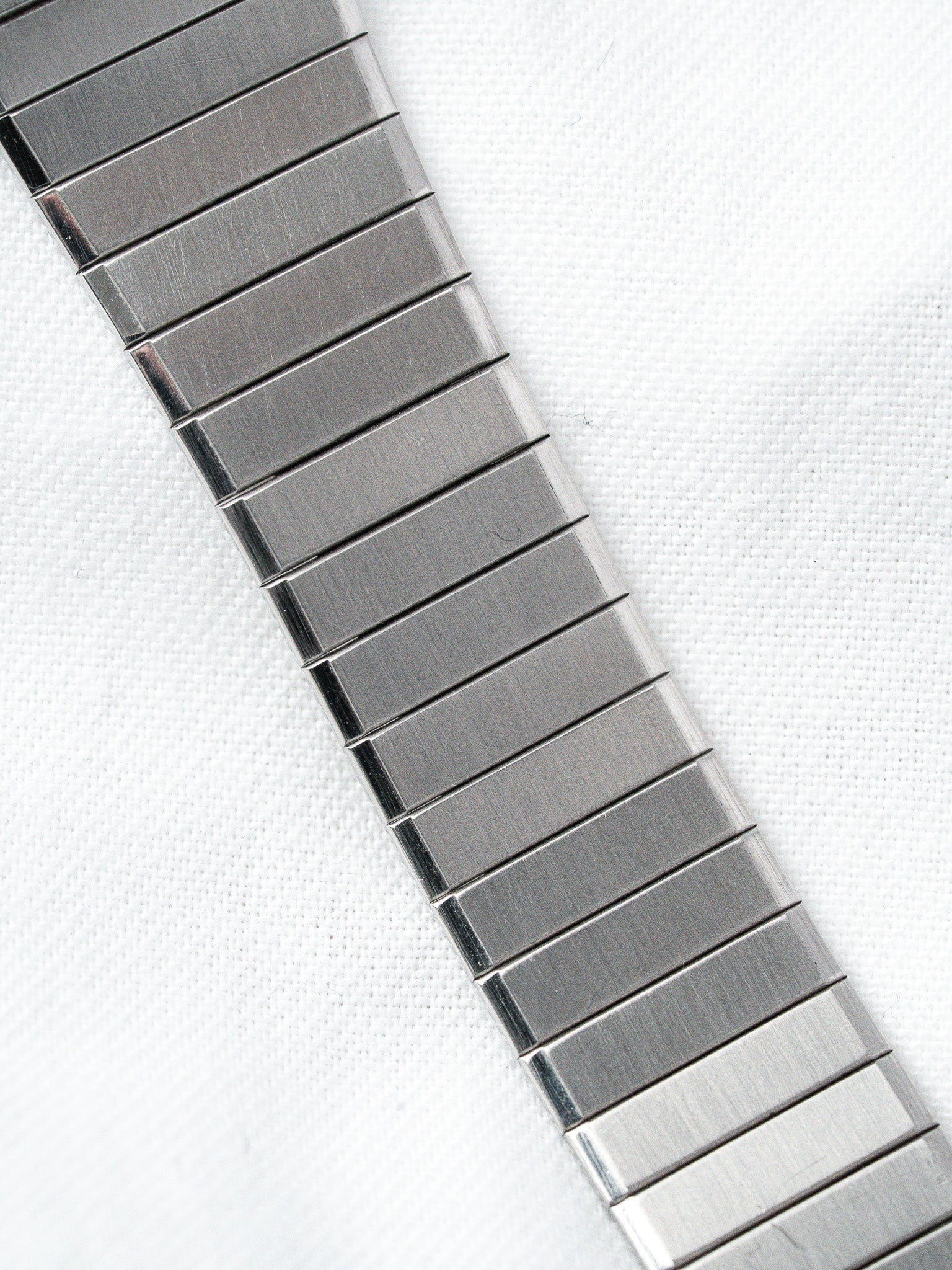 Seiko 5P31-5010 Rectangulaire Acier — Cadran Argenté Deux Tons (1980s)