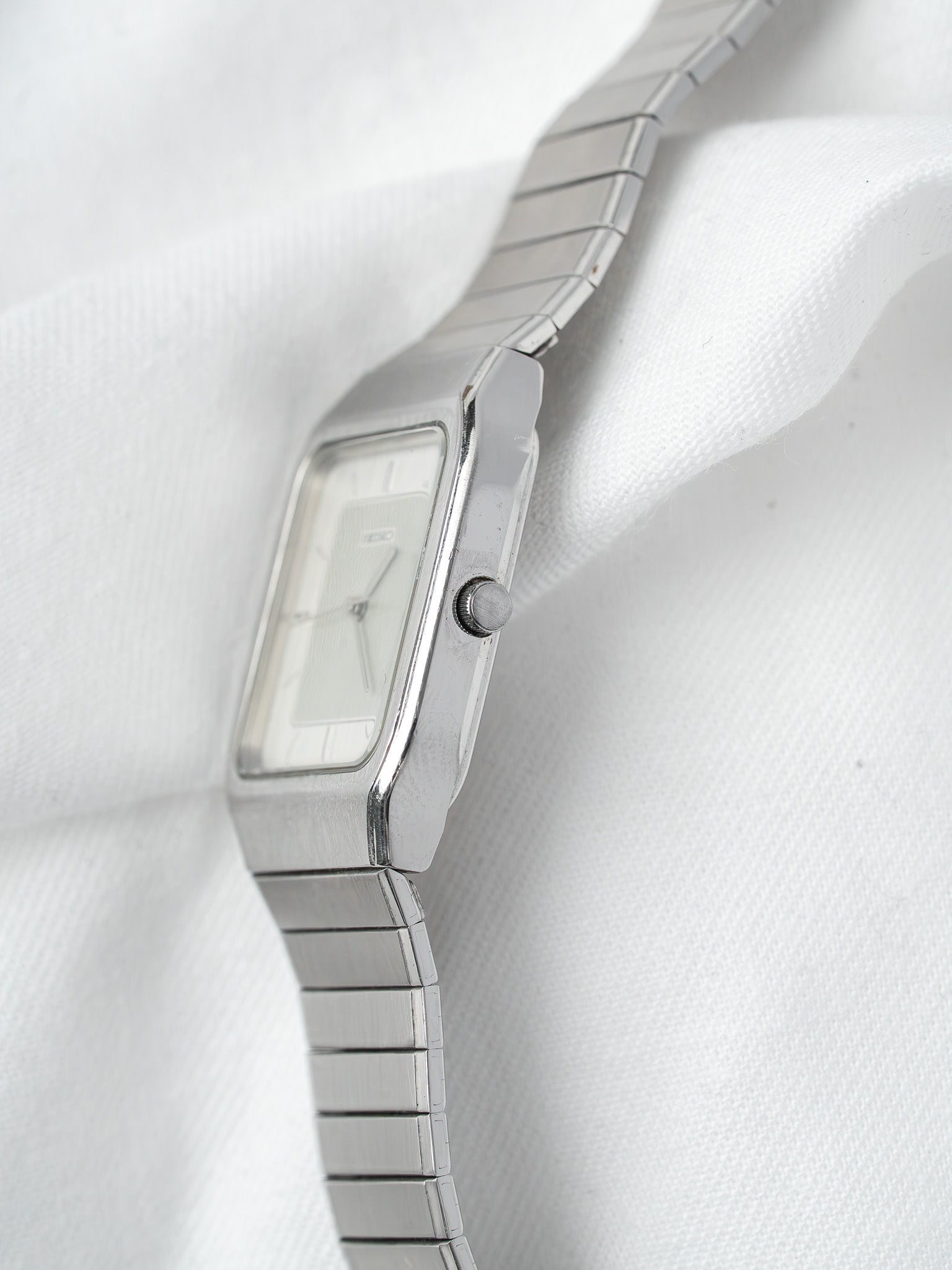 Seiko 5P31-5010 Rectangulaire Acier — Cadran Argenté Deux Tons (1980s)