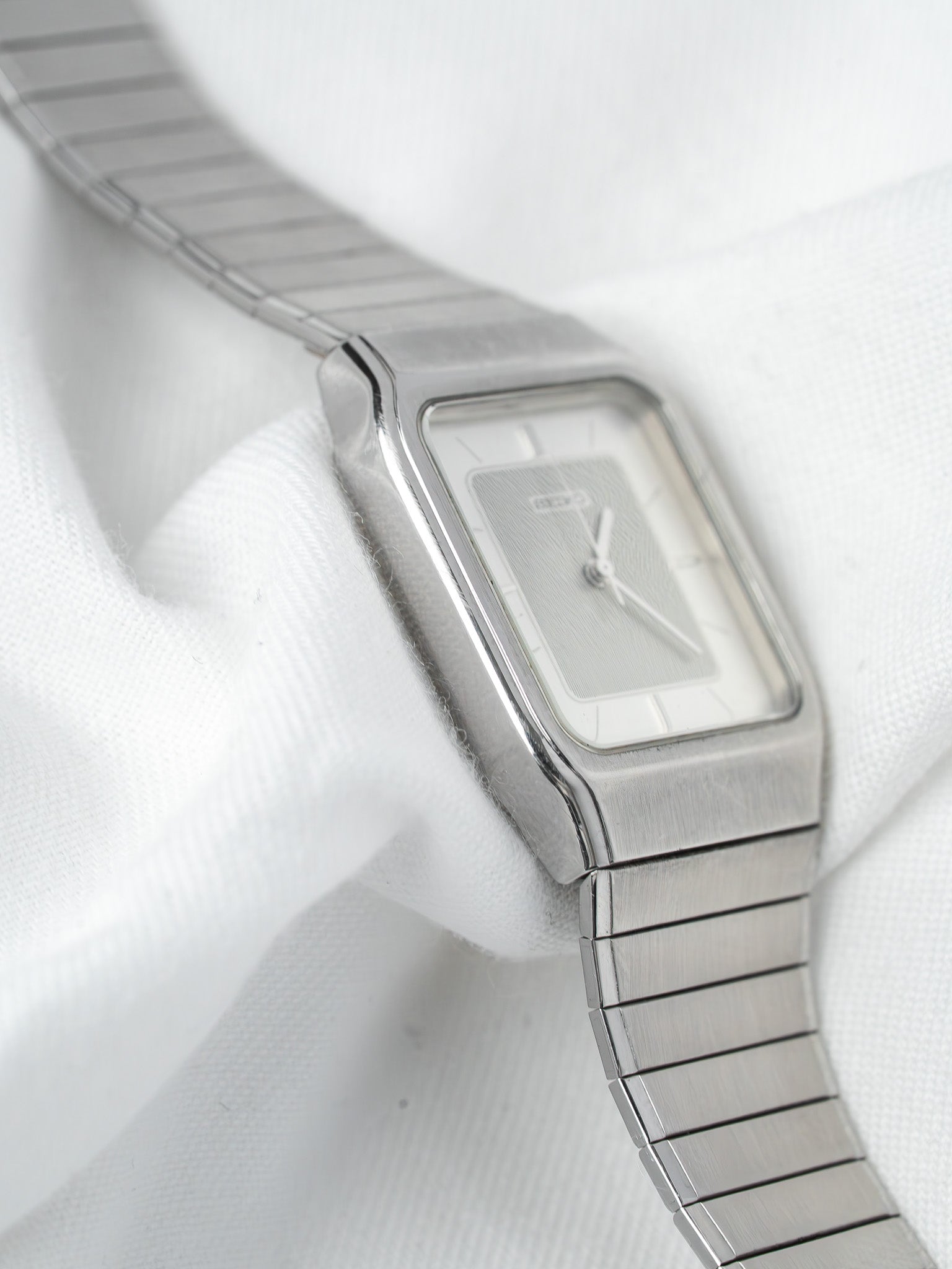 Seiko 5P31-5010 Rectangulaire Acier — Cadran Argenté Deux Tons (1980s)