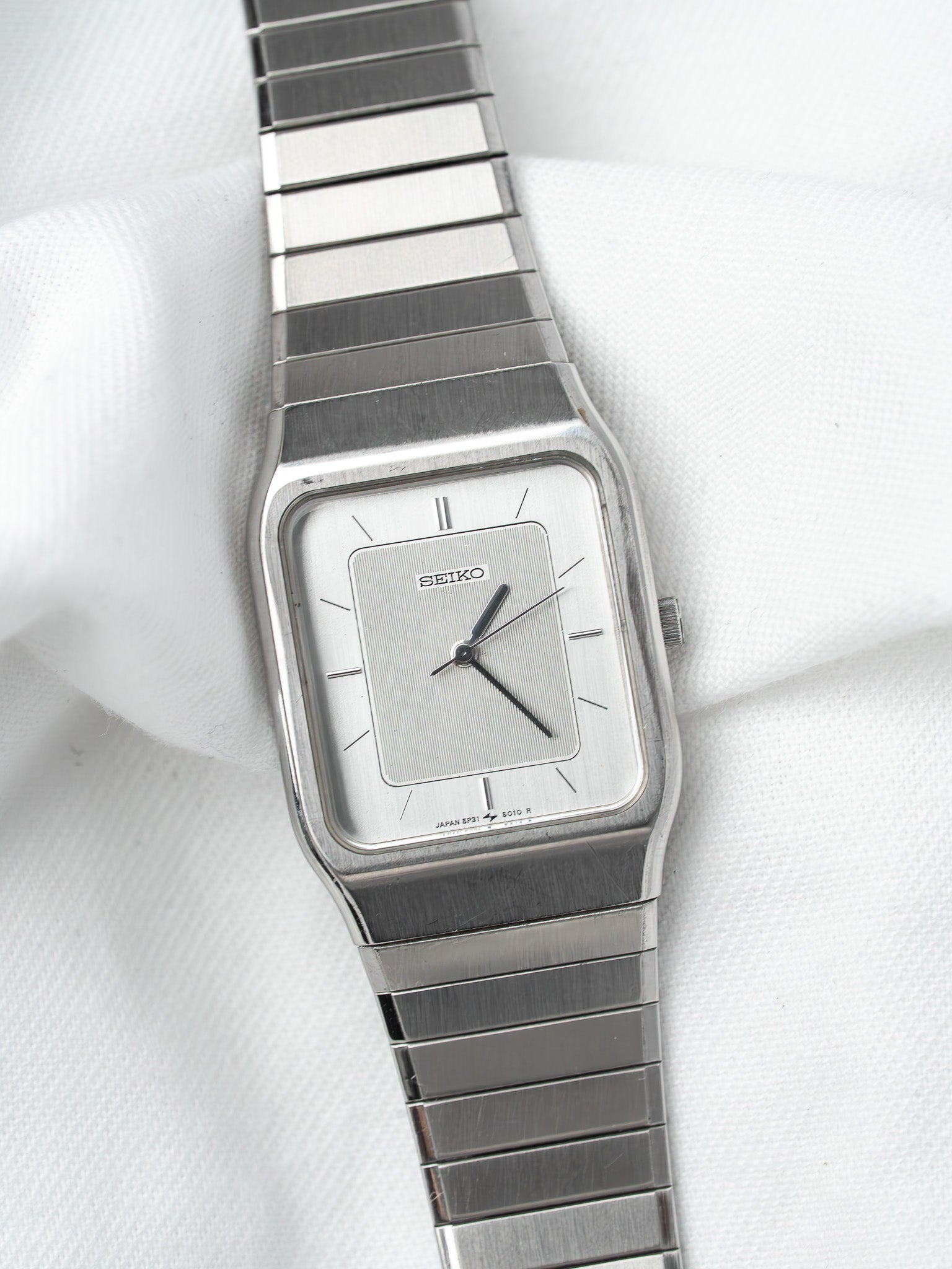 Seiko 5P31-5010 Rectangulaire Acier — Cadran Argenté Deux Tons (1980s)