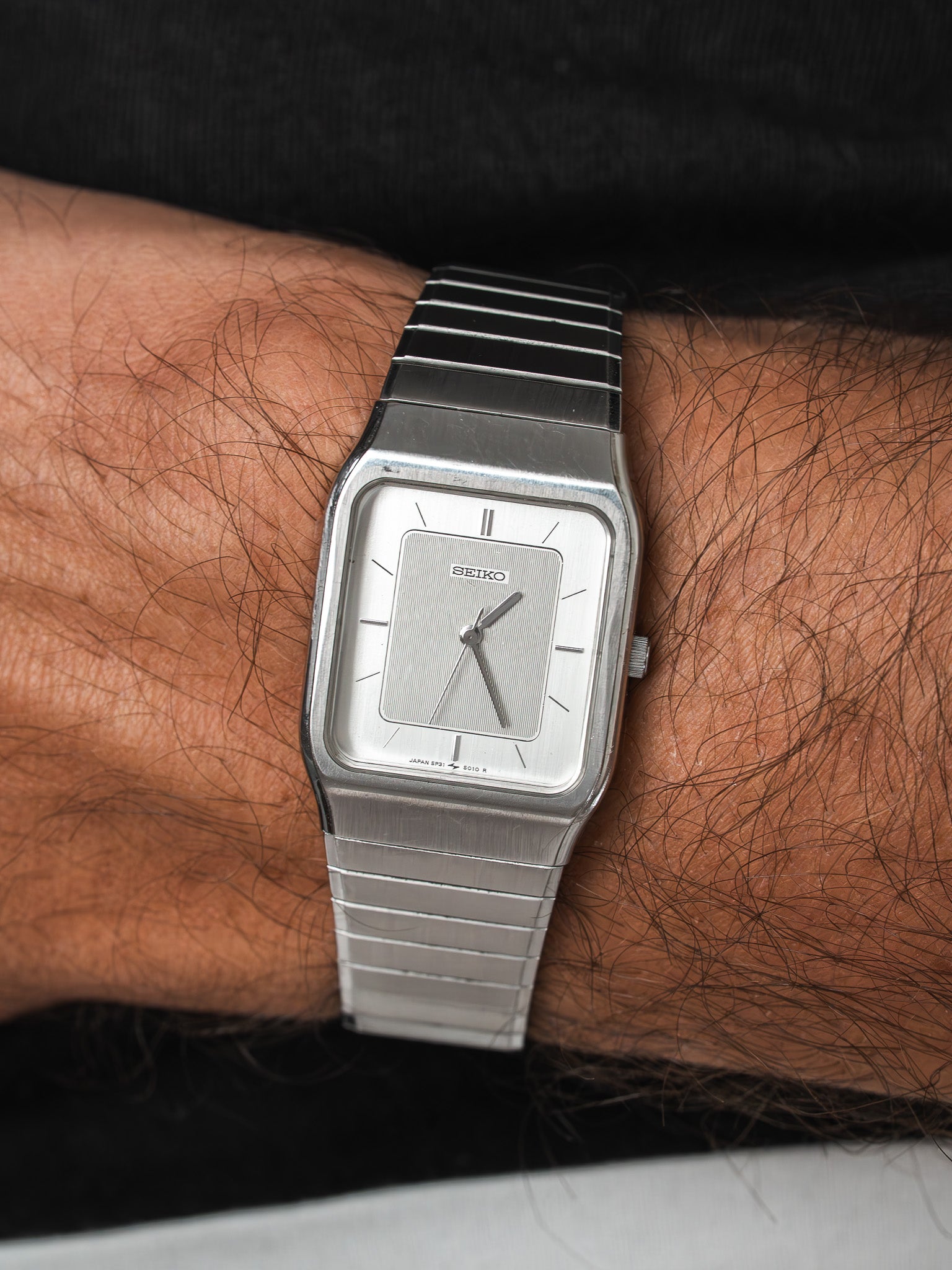 Seiko 5P31-5010 Rectangulaire Acier — Cadran Argenté Deux Tons (1980s)