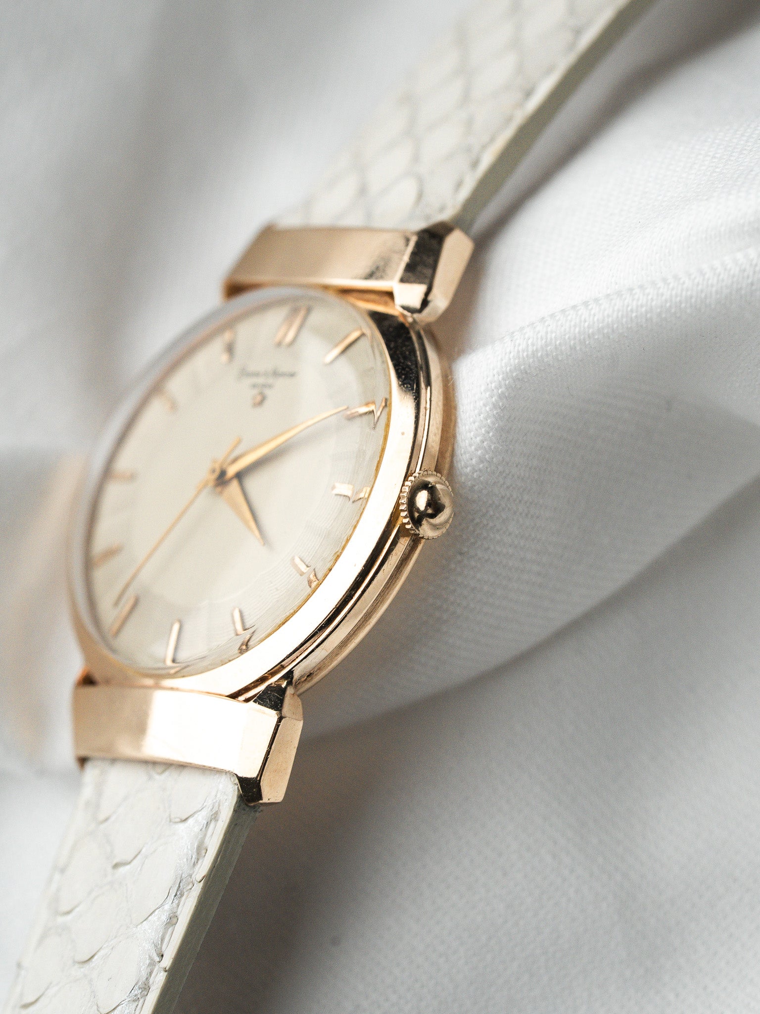 Montre Baume & Mercier Vintage Or 14k — Cornes en Pont (1950s)