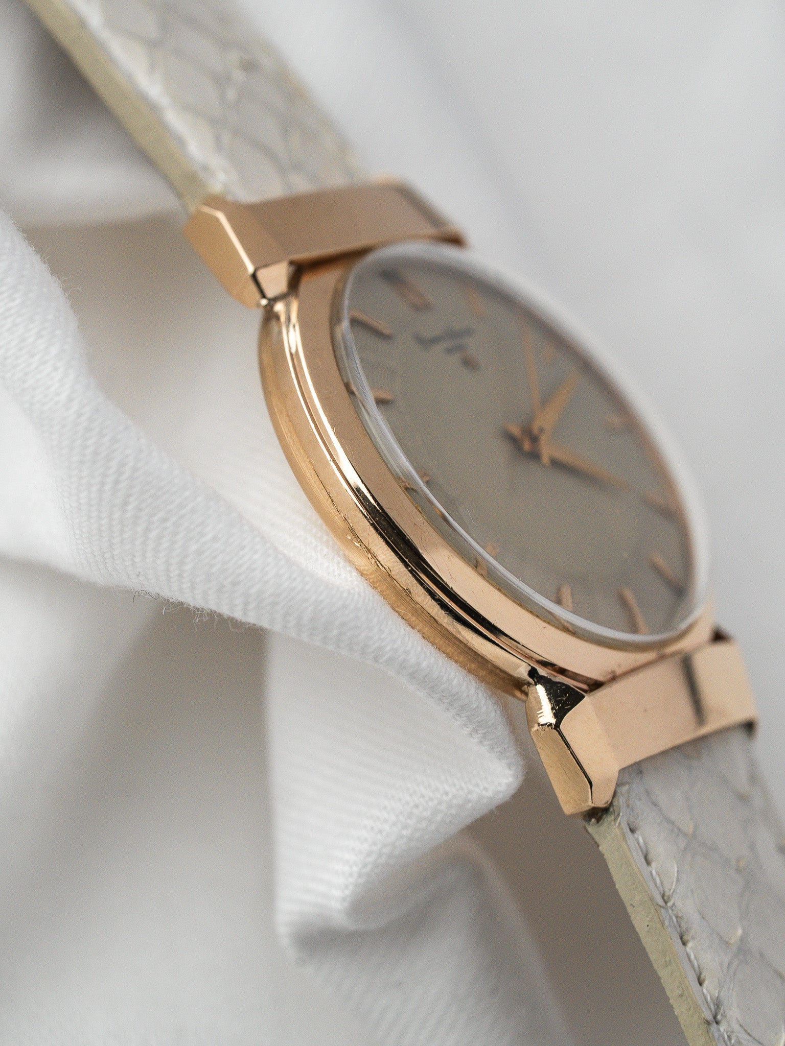 Montre Baume & Mercier Vintage Or 14k — Cornes en Pont (1950s)