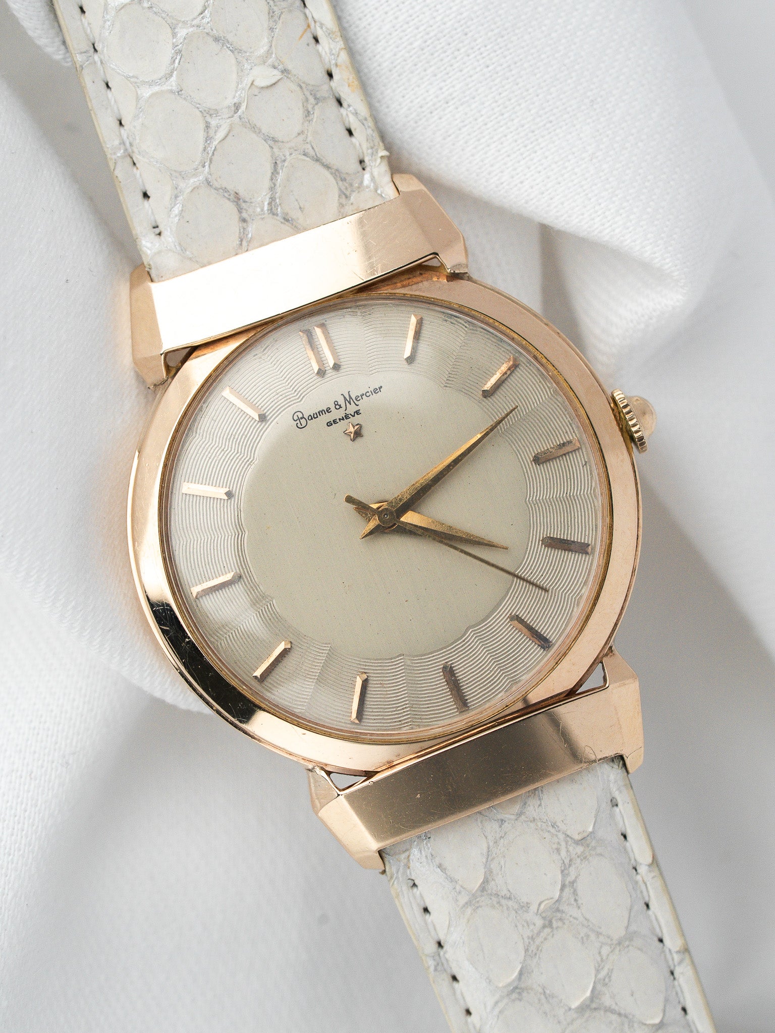Montre Baume & Mercier Vintage Or 14k — Cornes en Pont (1950s)