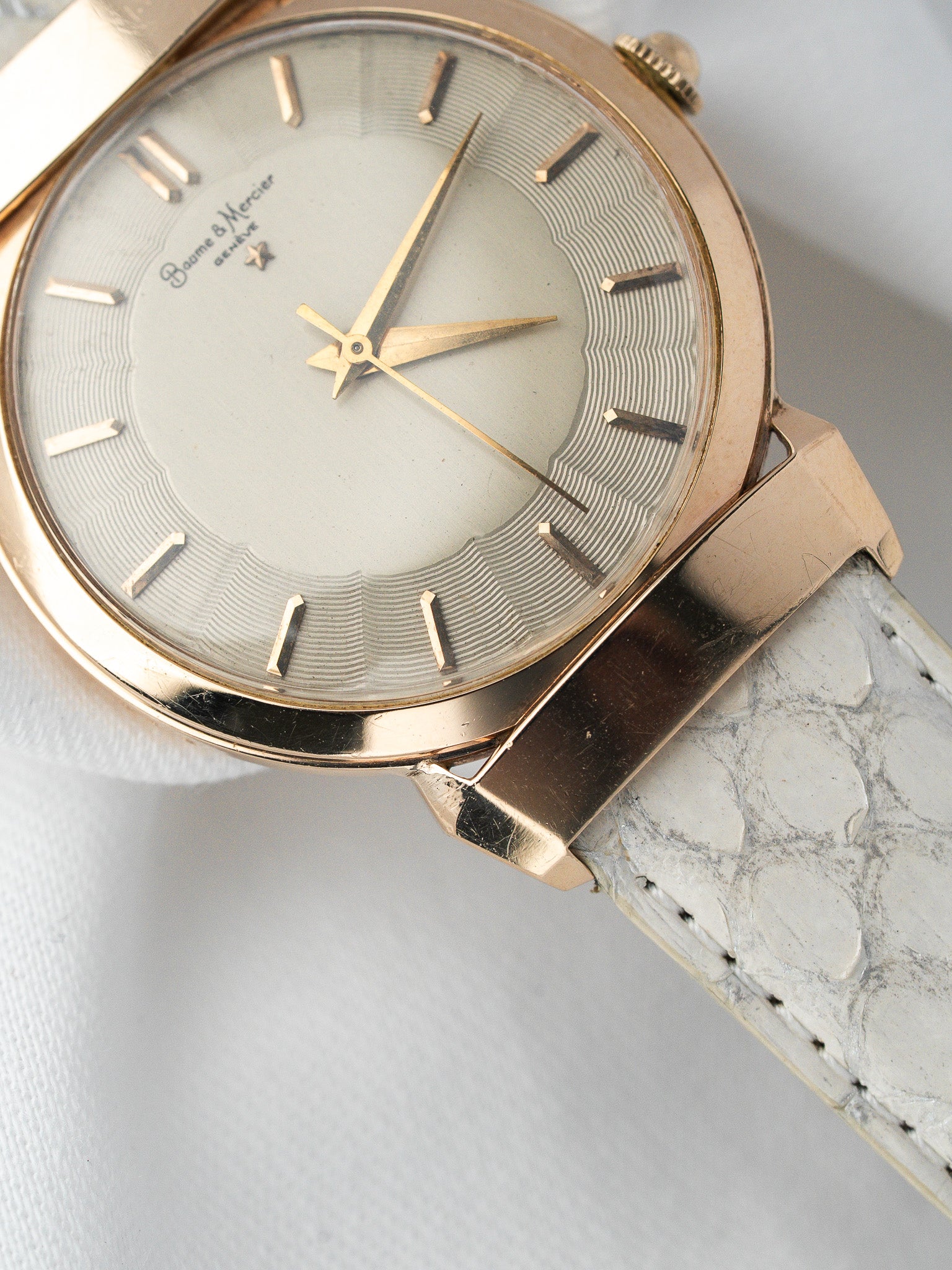 Montre Baume & Mercier Vintage Or 14k — Cornes en Pont (1950s)