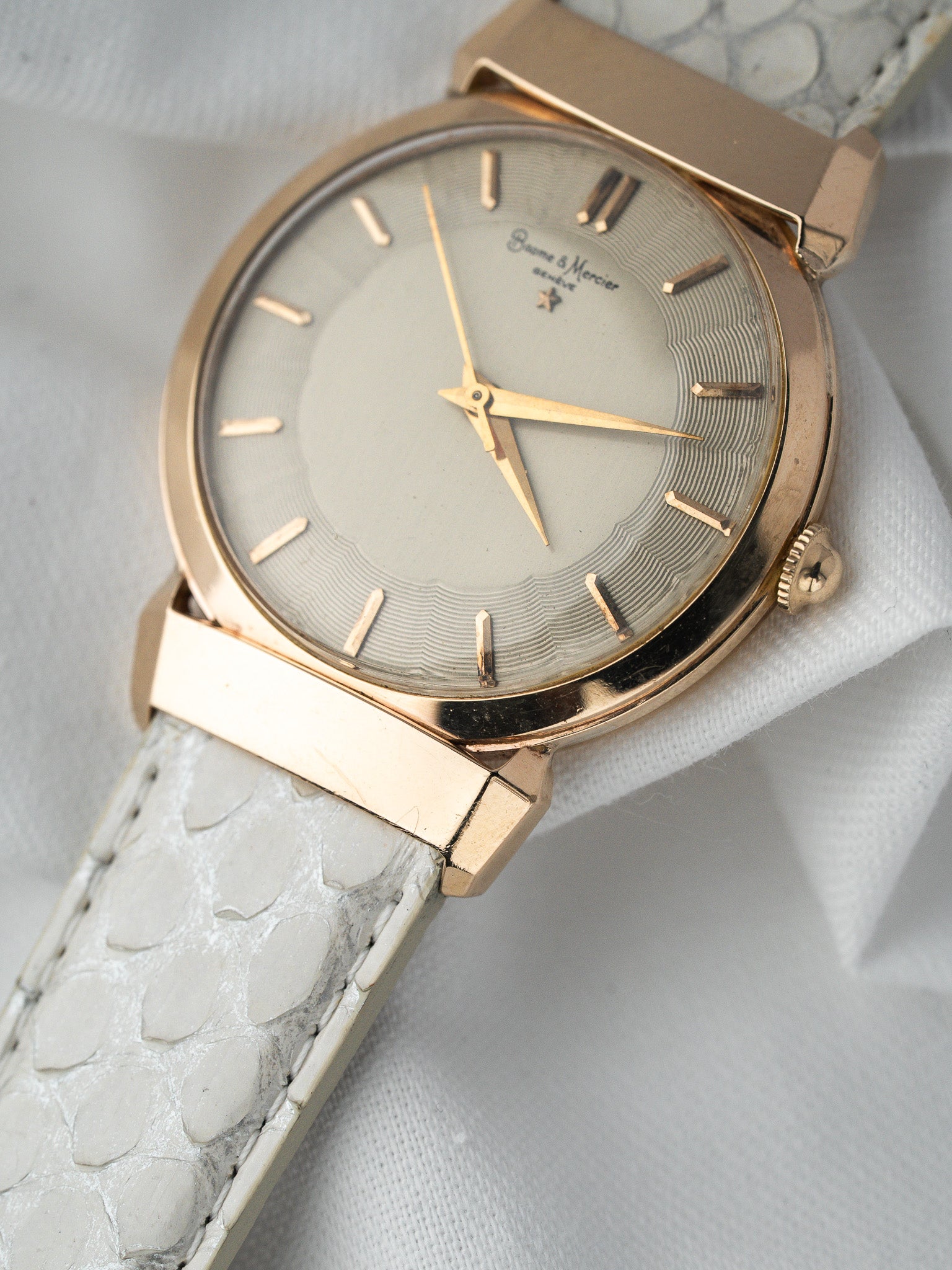 Montre Baume & Mercier Vintage Or 14k — Cornes en Pont (1950s)