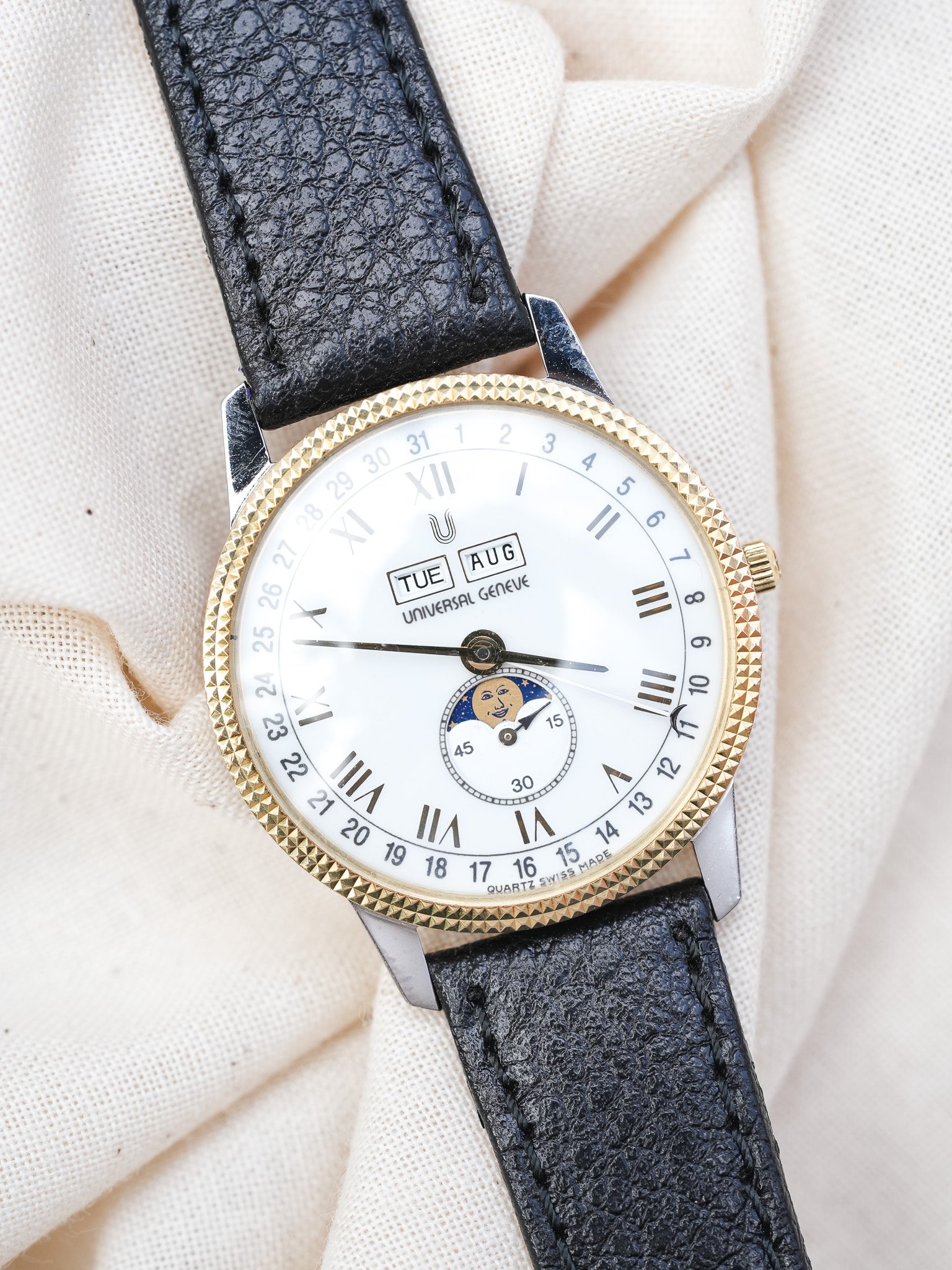 Universal Genève - Triple Calendar Phase de lune acier lunette guillochée or 18k - 1990s