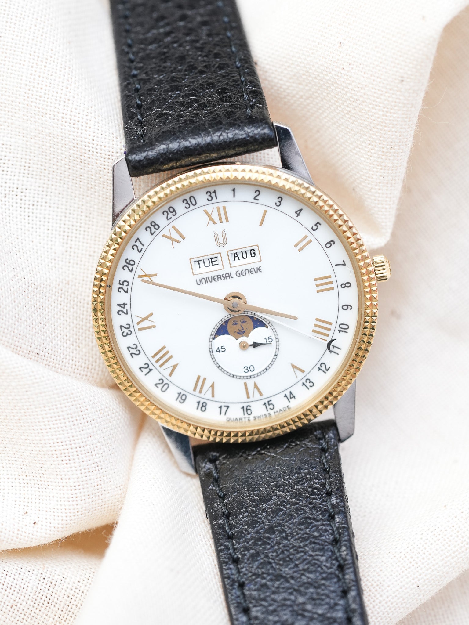 Universal Genève - Triple Calendar Phase de lune acier lunette guillochée or 18k - 1990s