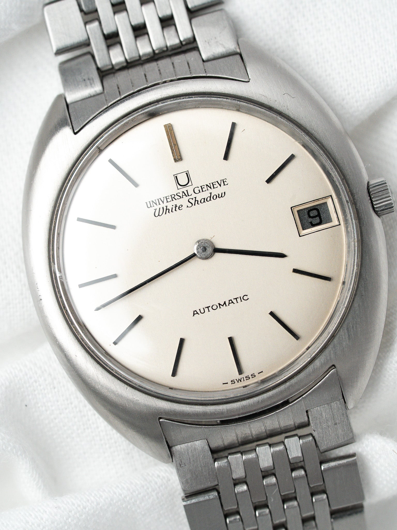Montre Universal Genève White Shadow — Micro-Rotor Date (1970)
