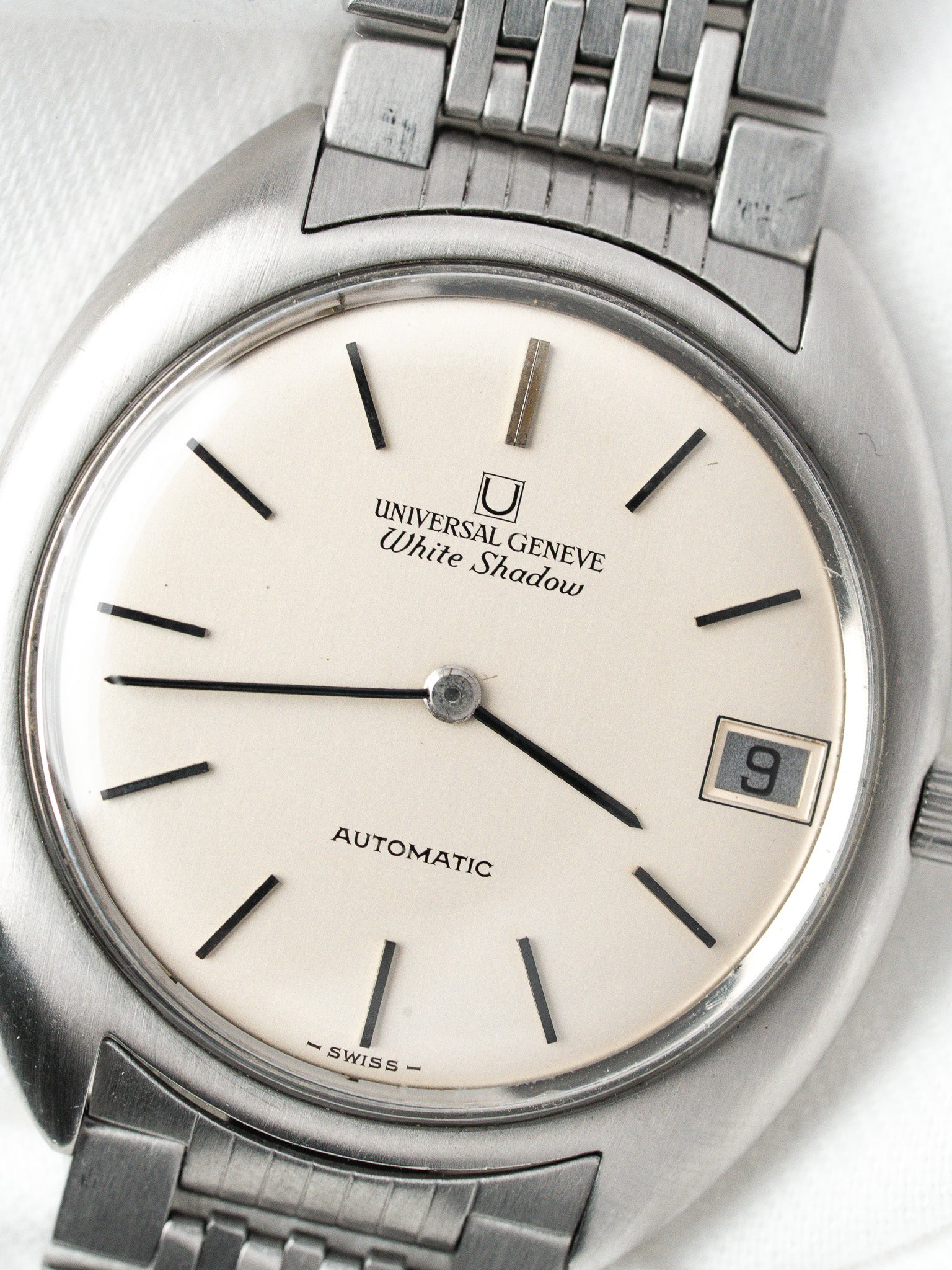 Montre Universal Genève White Shadow — Micro-Rotor Date (1970)