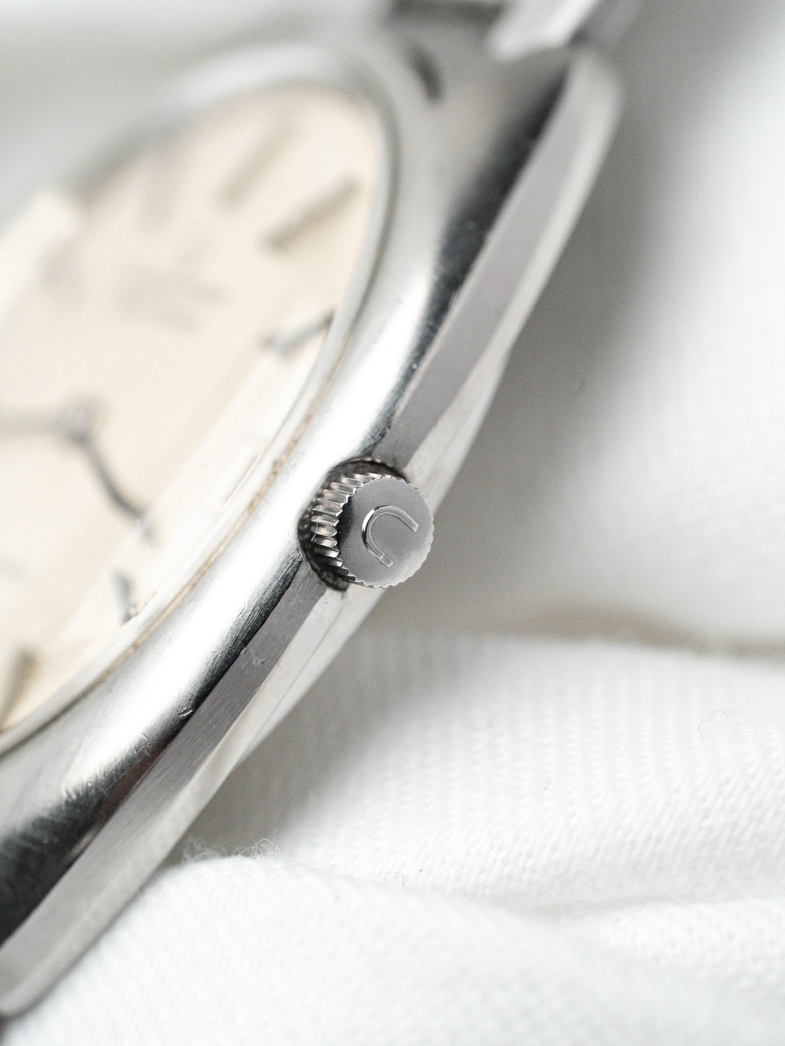 Montre Universal Genève White Shadow — Micro-Rotor Date (1970)