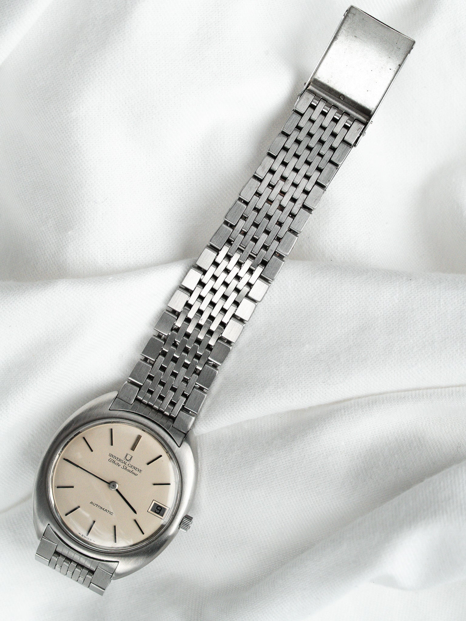 Montre Universal Genève White Shadow — Micro-Rotor Date (1970)