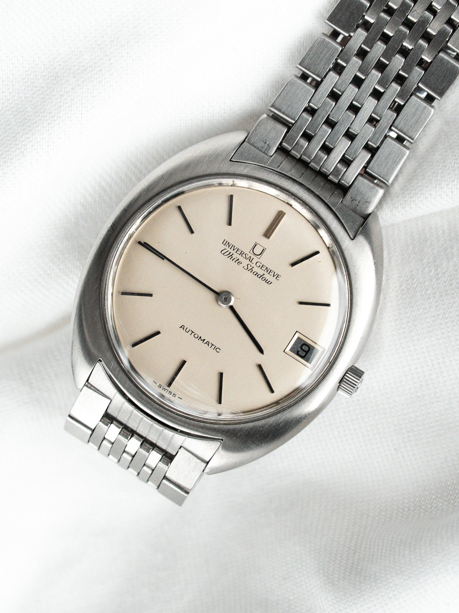 Montre Universal Genève White Shadow — Micro-Rotor Date (1970)