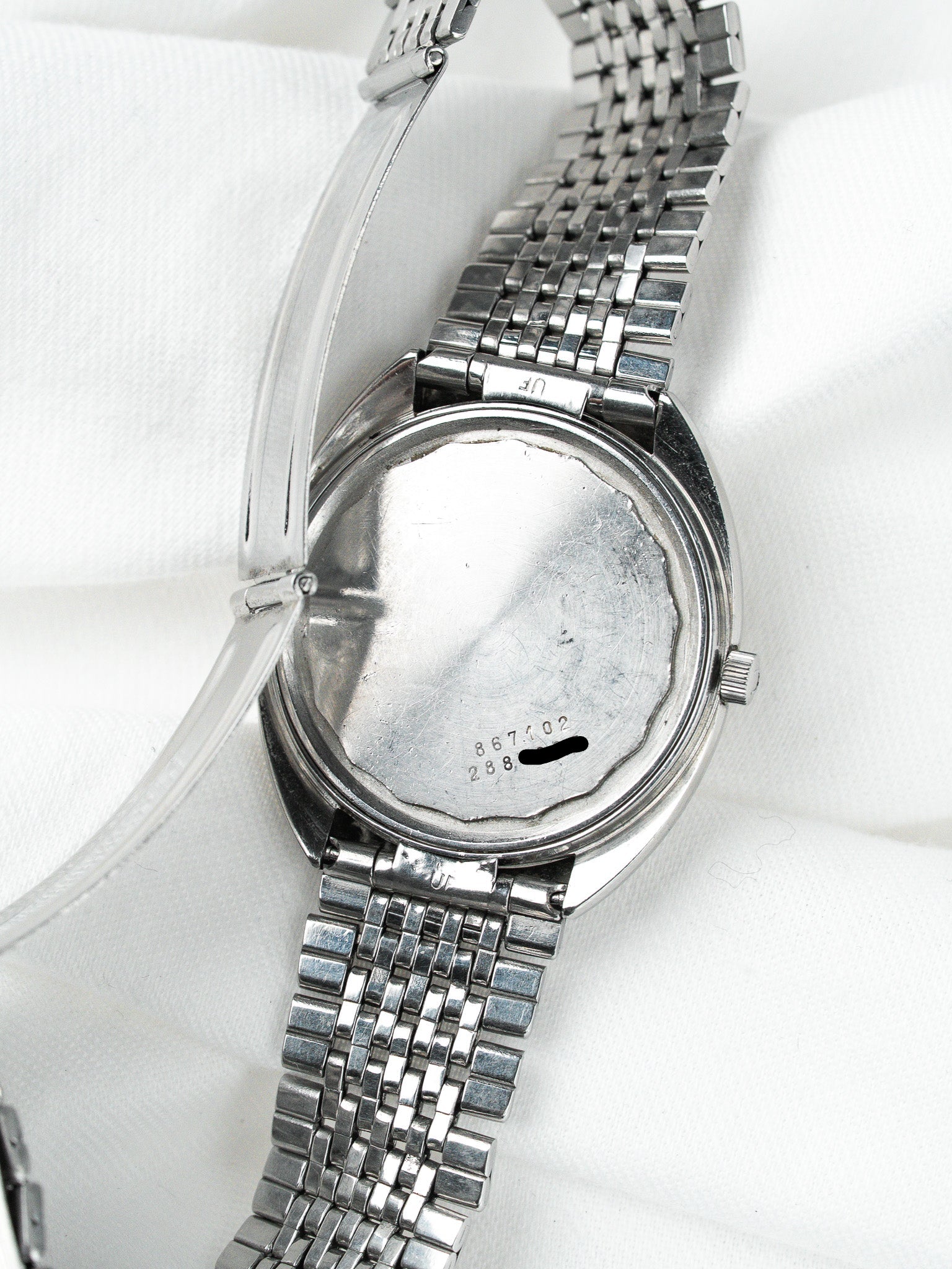 Montre Universal Genève White Shadow — Micro-Rotor Date (1970)