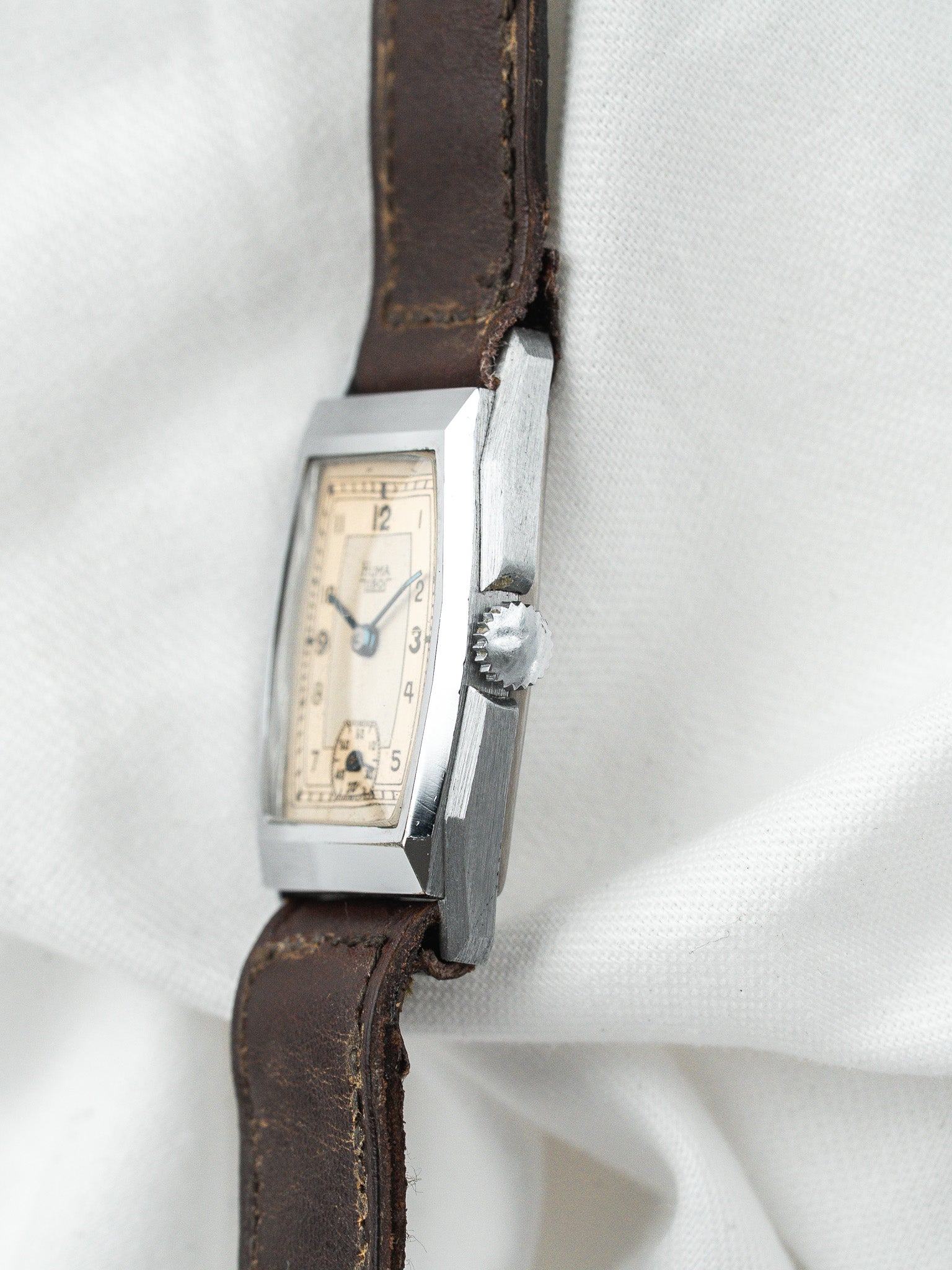 Montre Huma Vintage Tonneau — Cadran Secteurs NOS (1940s)