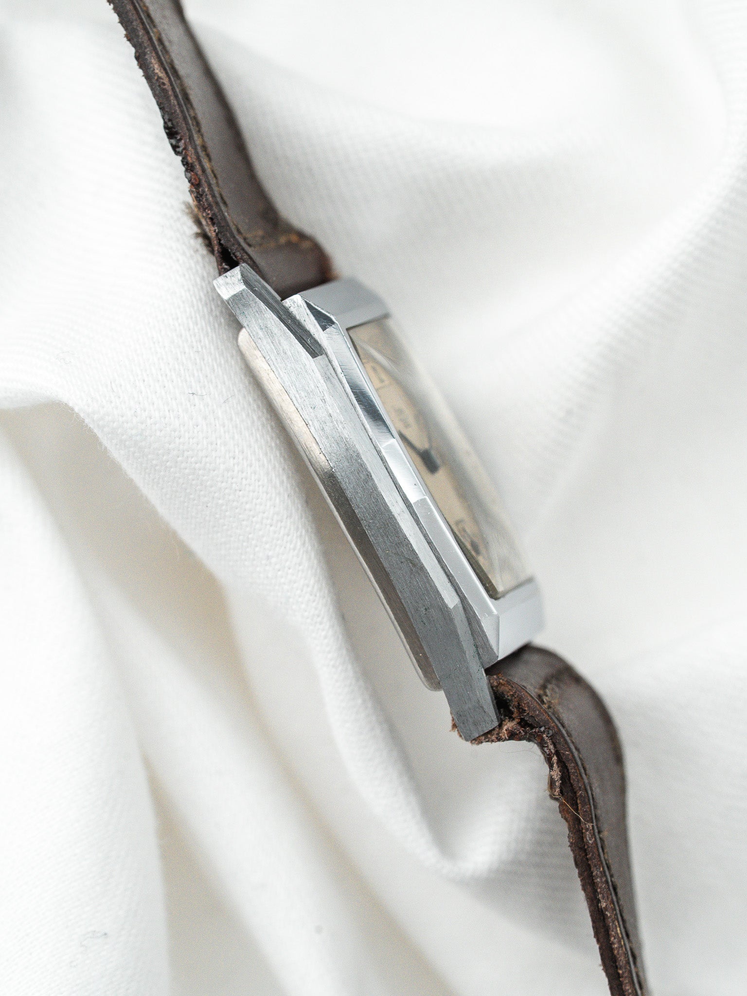 Montre Huma Vintage Tonneau — Cadran Secteurs NOS (1940s)