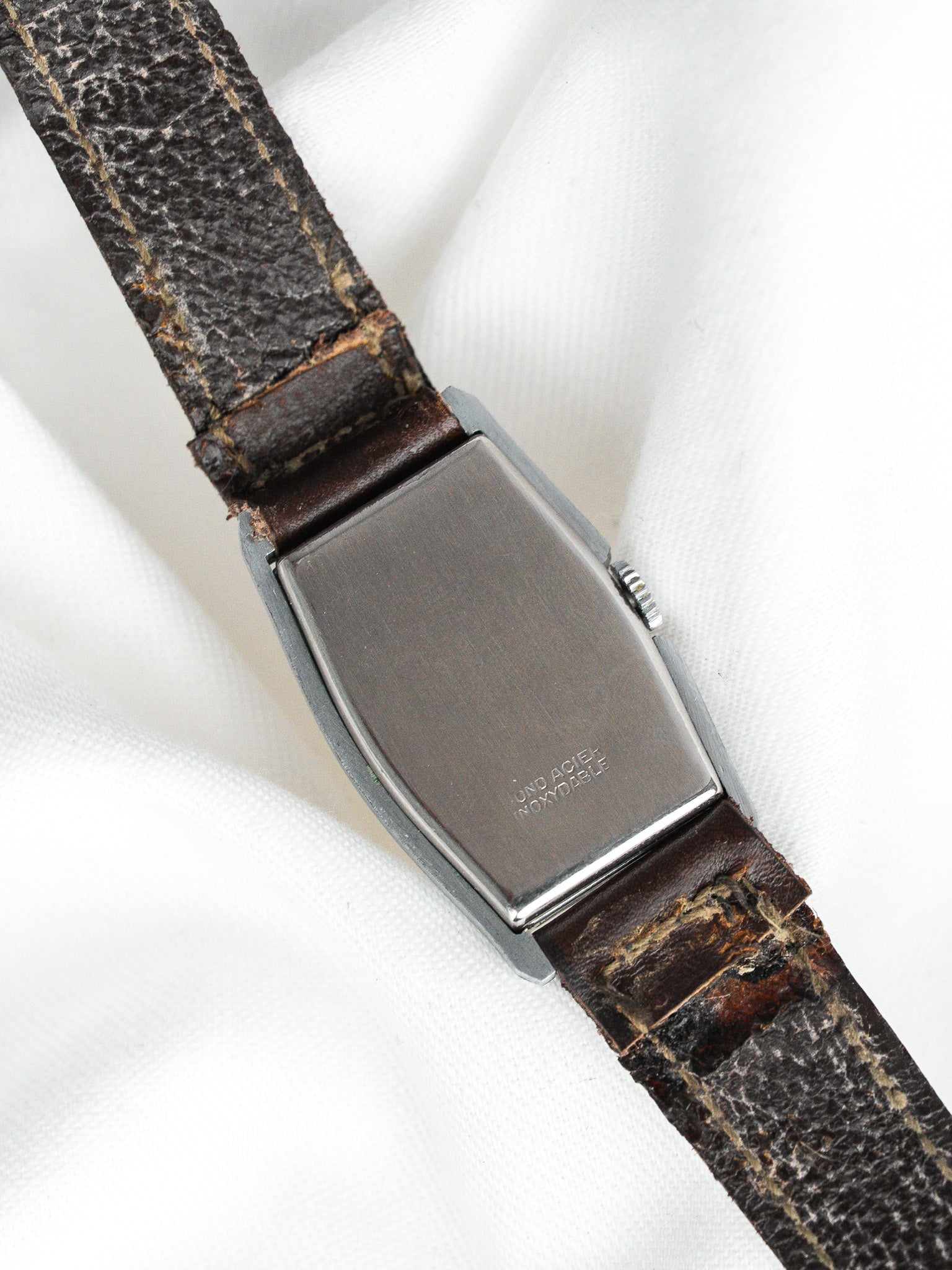 Montre Huma Vintage Tonneau — Cadran Secteurs NOS (1940s)