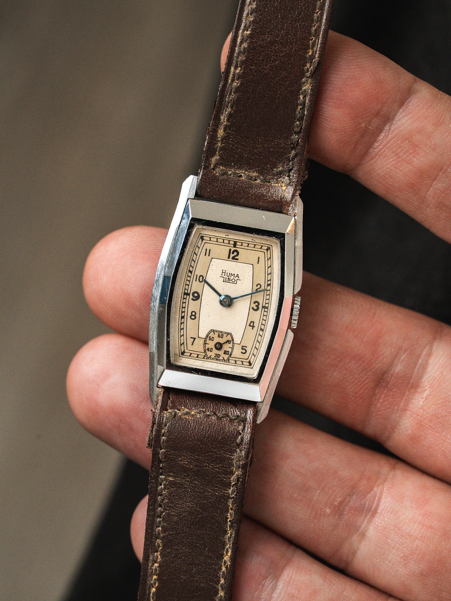 Montre Huma Vintage Tonneau — Cadran Secteurs NOS (1940s)