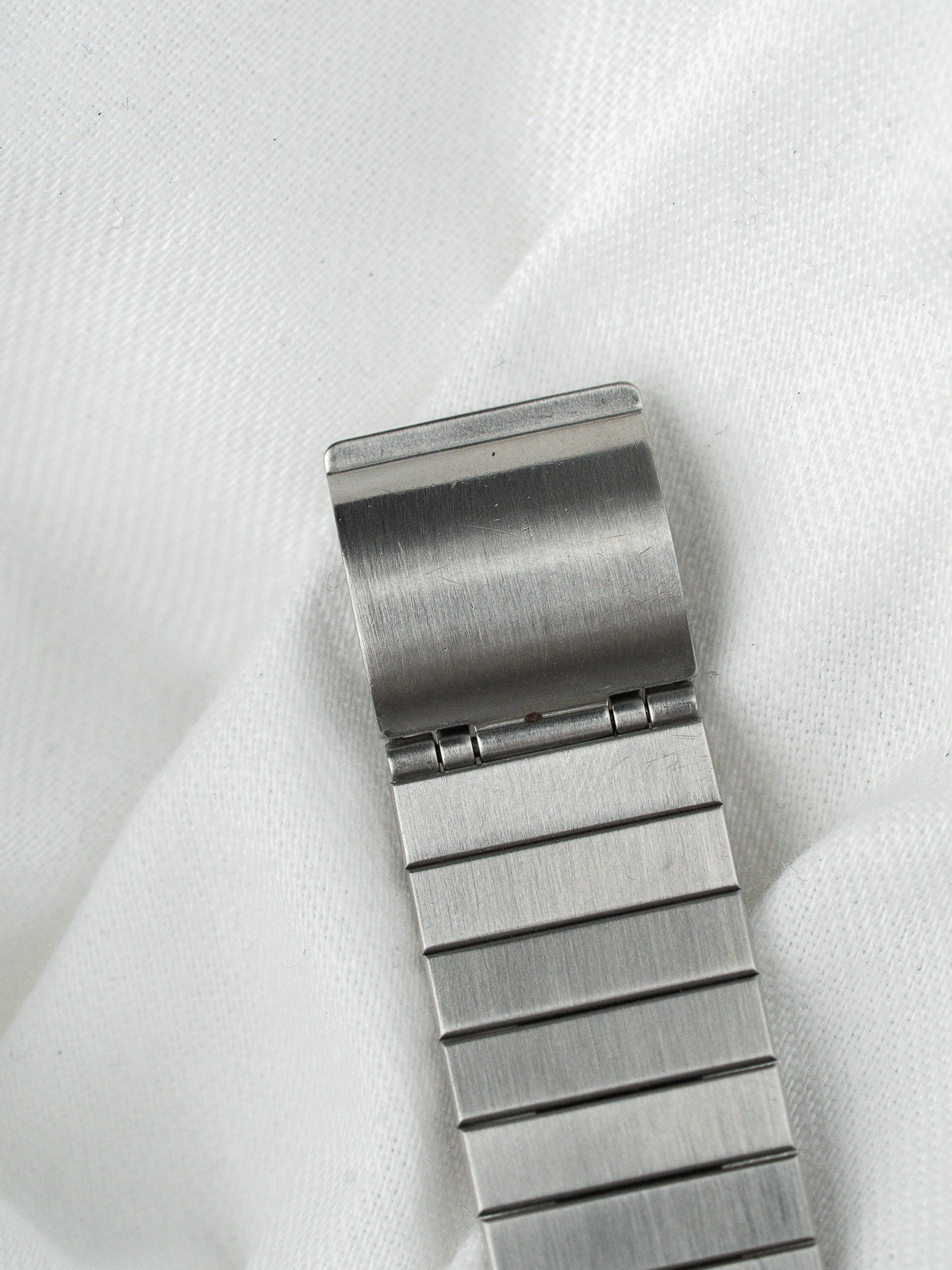 Vis apparentes de la lunette en gros plan - Montre Seiko Quartz 7431-5110 - Atelier Victor