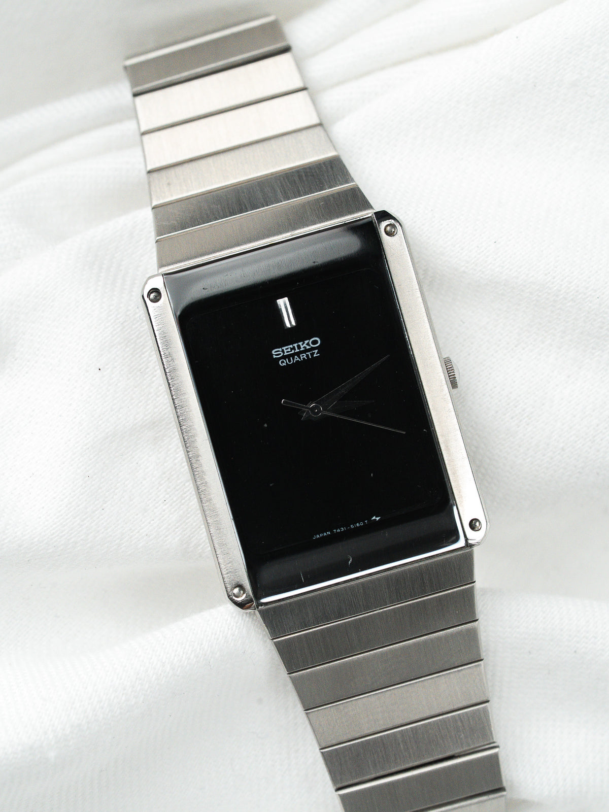 Boîtier acier à vis apparentes de profil - Montre Seiko Quartz 7431-5110 - Atelier Victor
