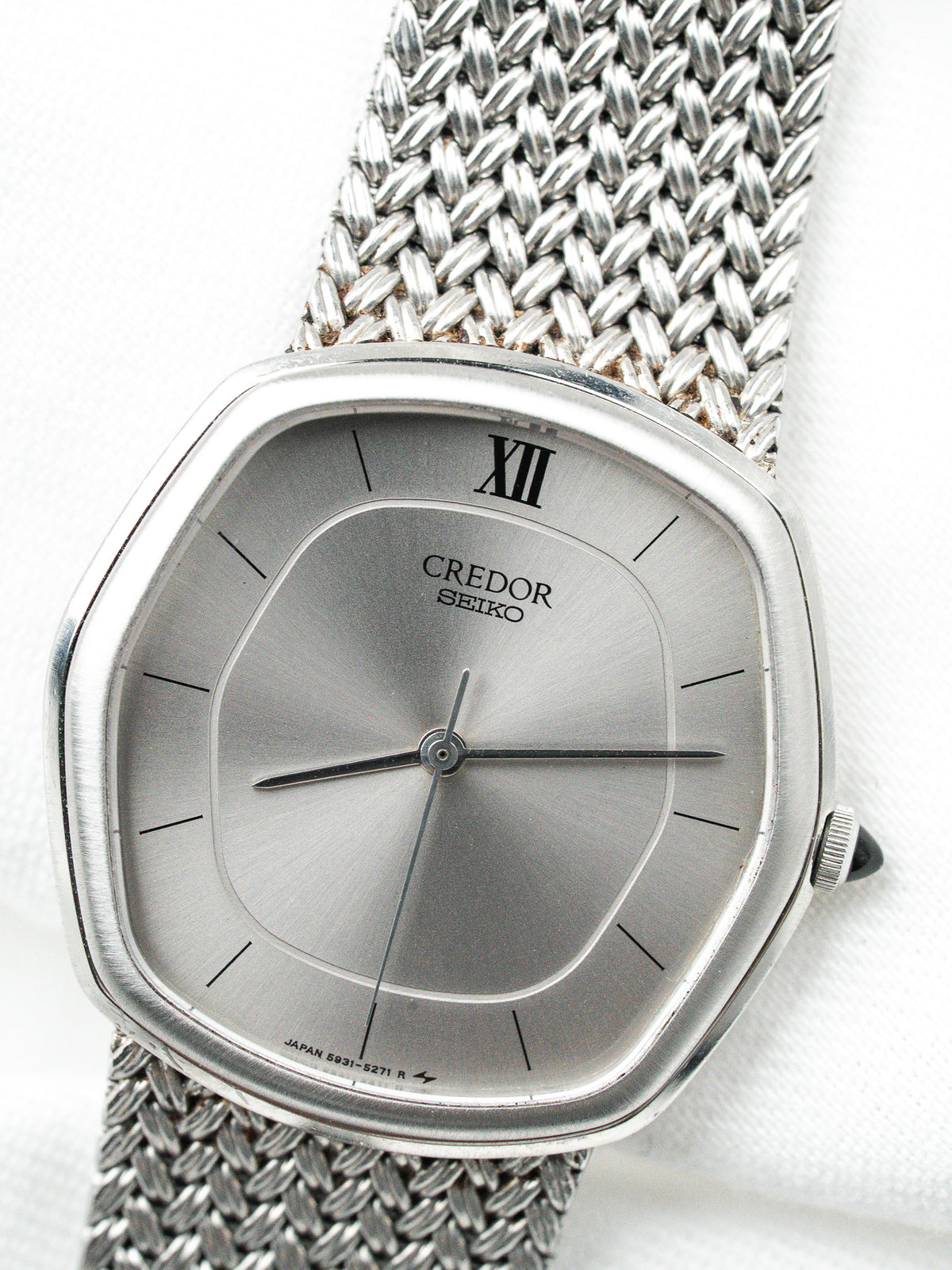 Montre Seiko Credor vintage en acier, cadran gris argenté et bracelet milanaise