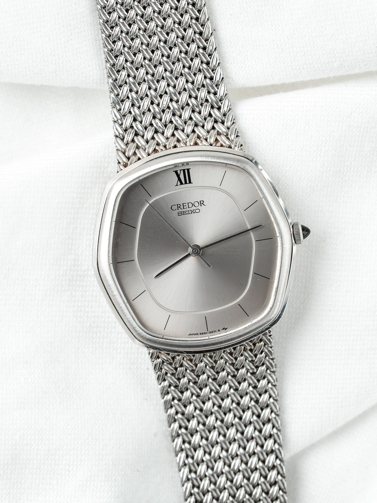 Montre Seiko Credor vintage en acier, boîtier carré, cadran argenté et bracelet milanais