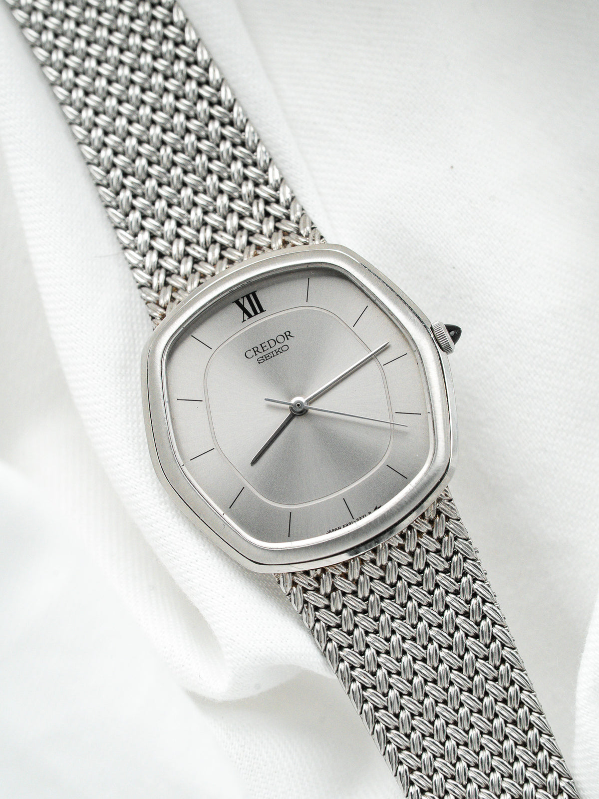 Montre Seiko Credor vintage en acier, boîtier carré, cadran argenté et bracelet milanais