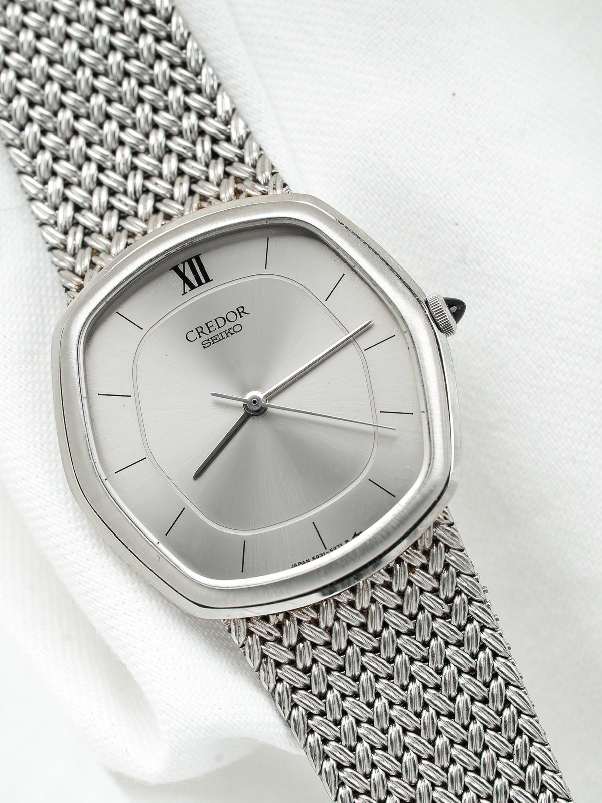 Montre Seiko Credor vintage en acier, boîtier carré, cadran argenté et bracelet milanais