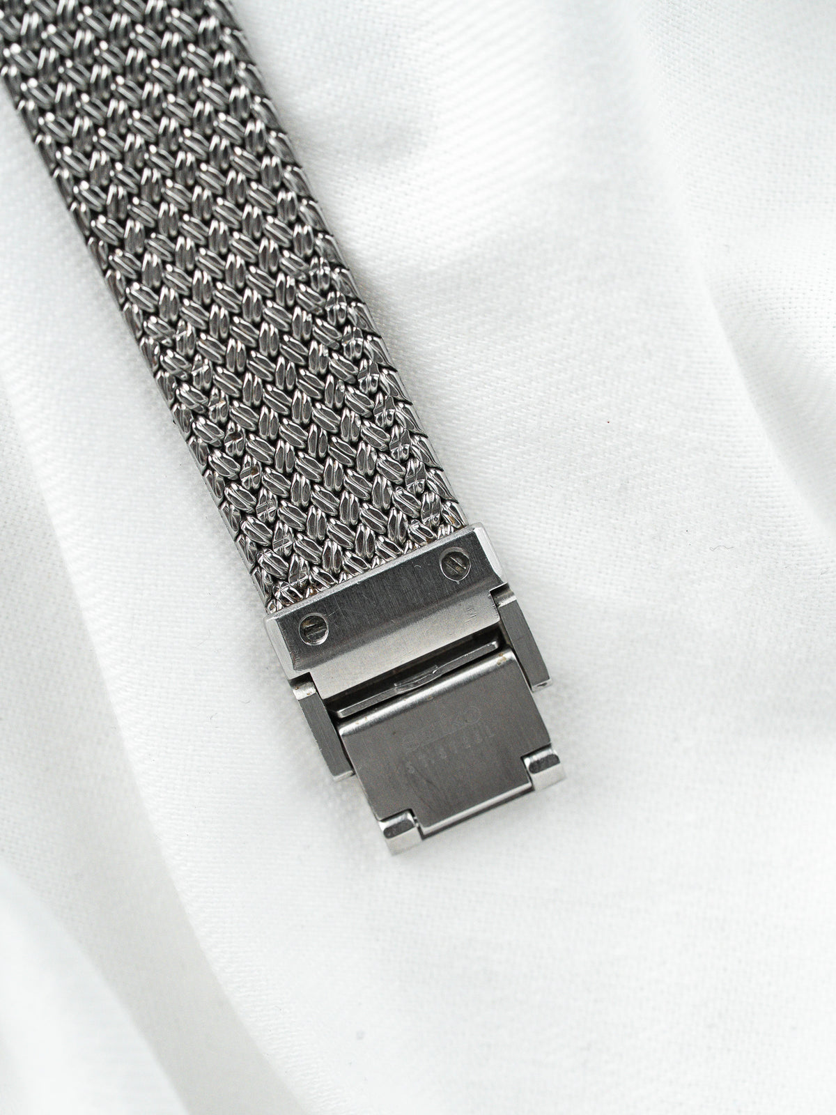 Bracelet de montre en maille milanaise en acier avec fermoir pliable, fond blanc