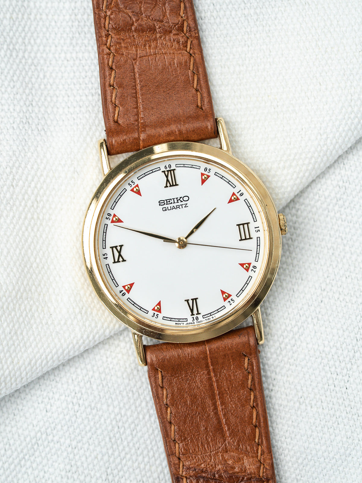 Repères triangulaires rouges et rivets dorés - Montre Seiko 7N01-7001 - Atelier Victor
