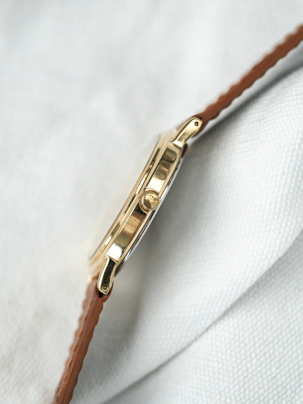 Aiguilles dorées et trotteuse centrale - Montre Seiko 7N01-7001 - Atelier Victor